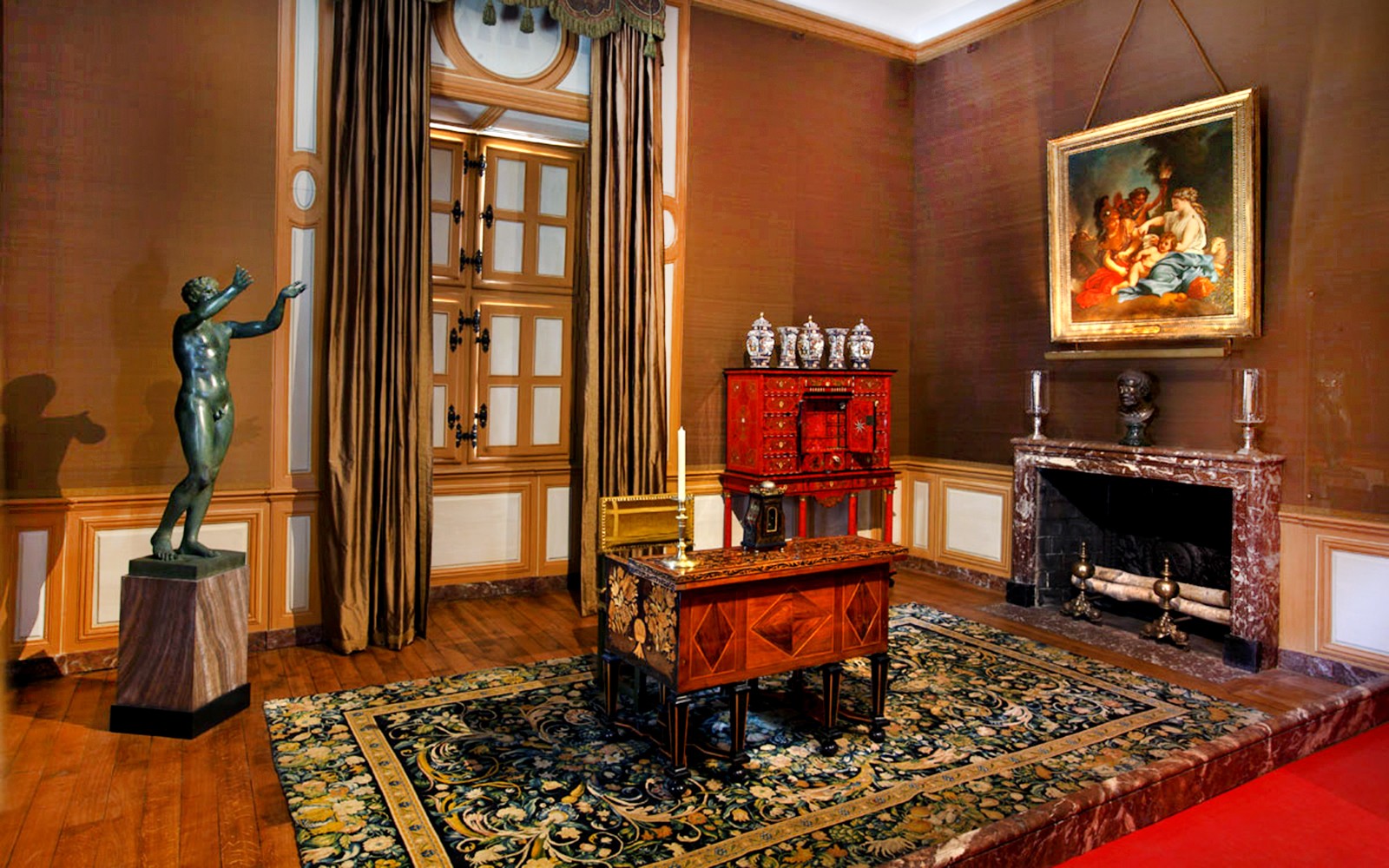 沃子古堡内部，设有精美的书桌、雕像和绘画。