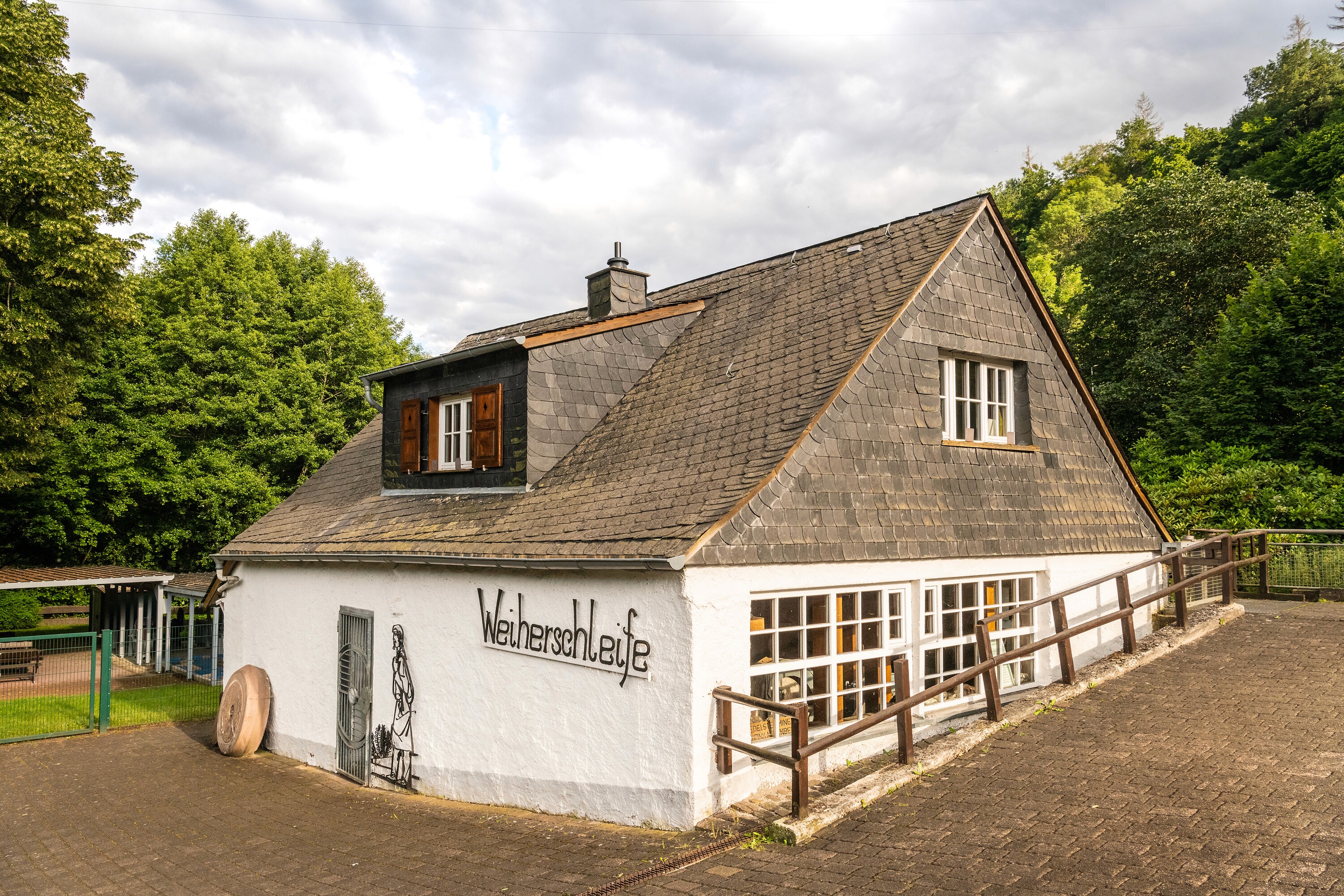 Das Museum Historische Wasserschleife in Idar-Oberstein Die Historische Weiherschleife ist die letzte von 183 wasserradangetriebenen Achtschleifmühlen am Idarbach. Die verschiedenen Arbeitsgänge bei der Herstellung eines Edelsteines werden dort demonstriert.