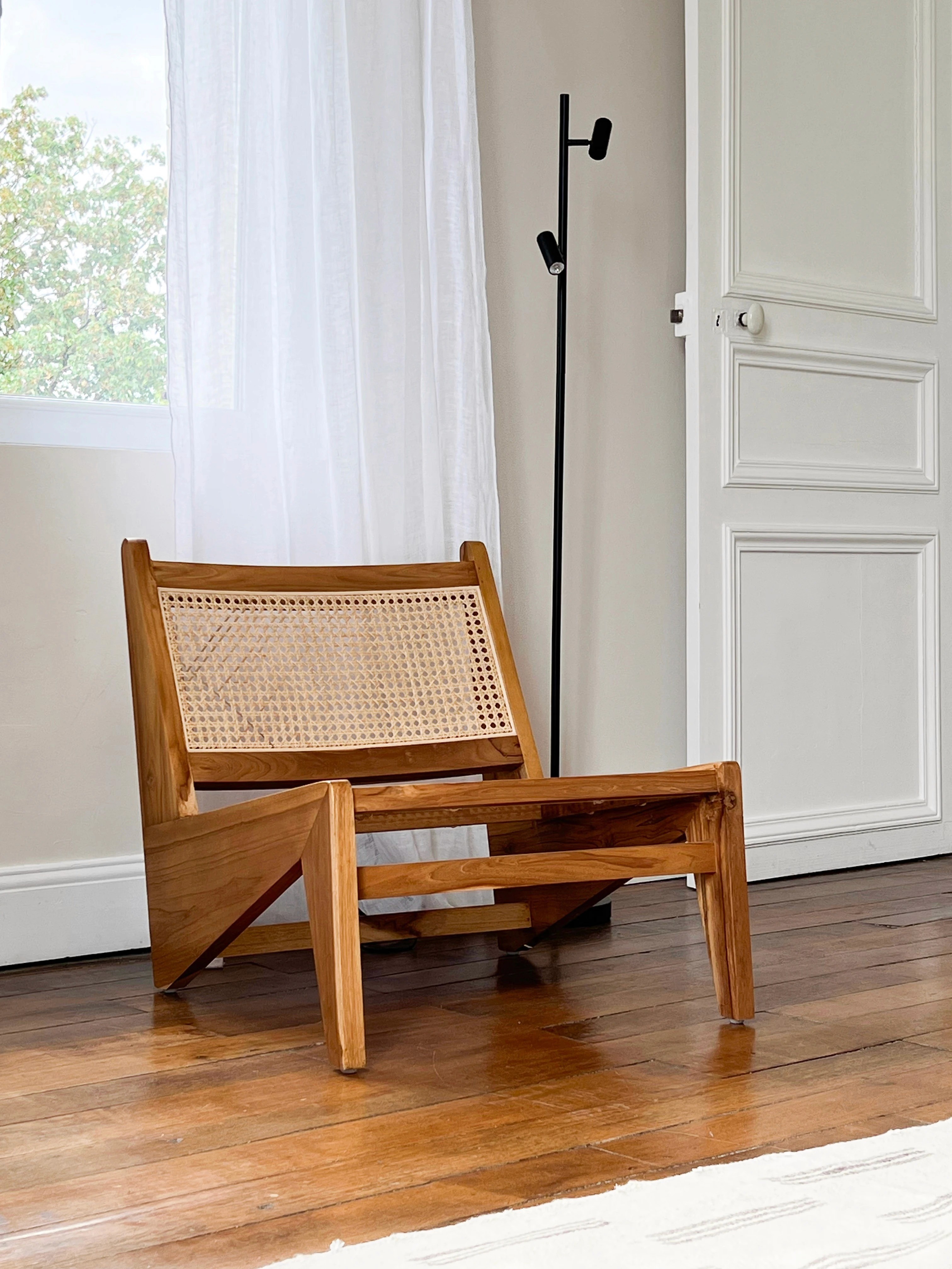 chaise en bois de teck sur fond gris