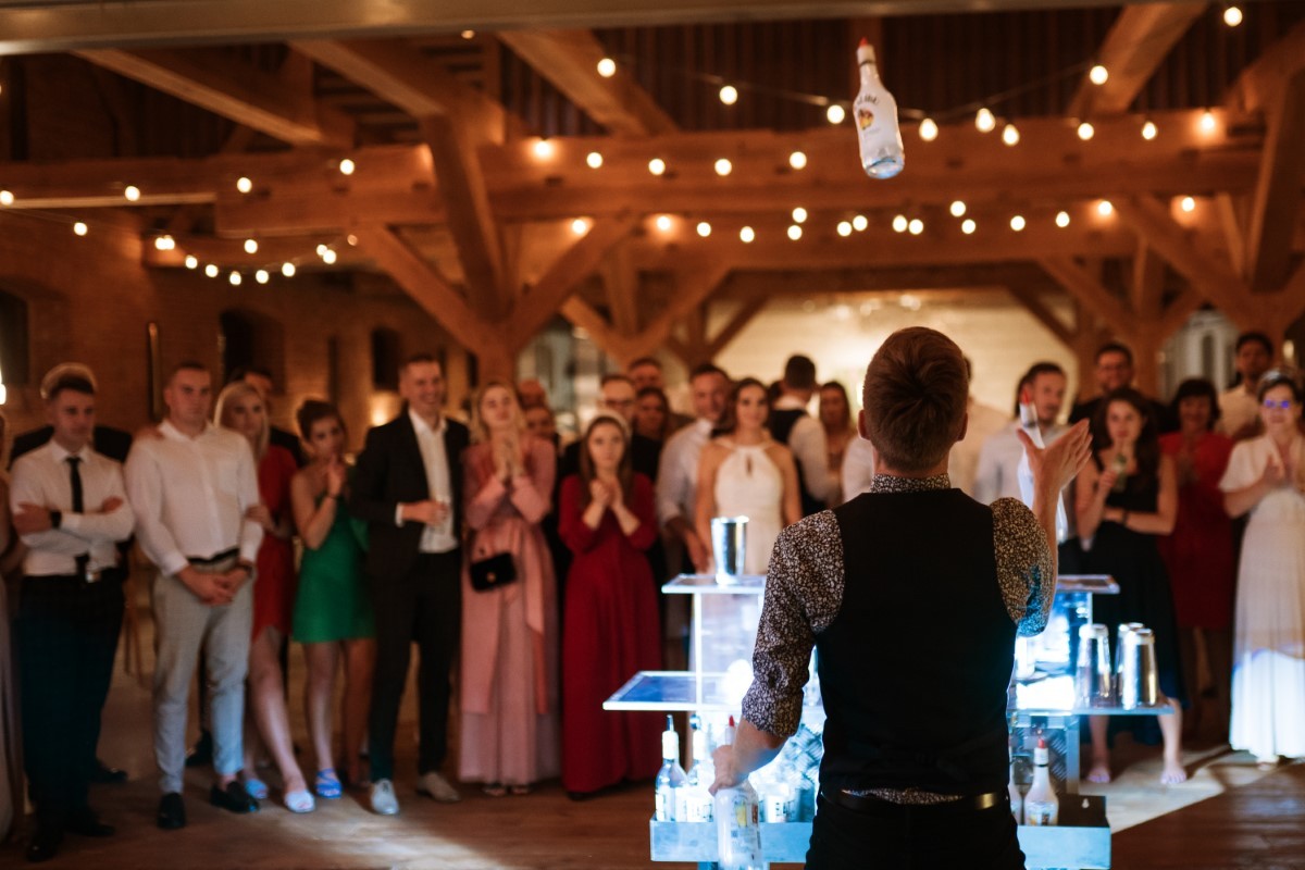 Barman na wesele zabawia gości pokazem barmańskim