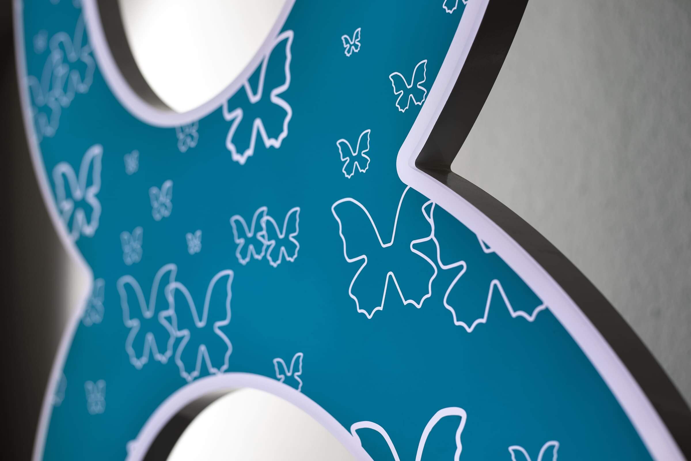 Dekorativní akrylátové písmeno s motivem motýlů