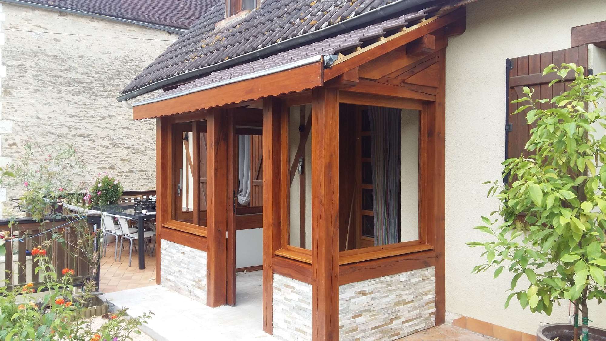 Aménagement extérieur, terrasse en bois et portail artisanal à Tonnerre