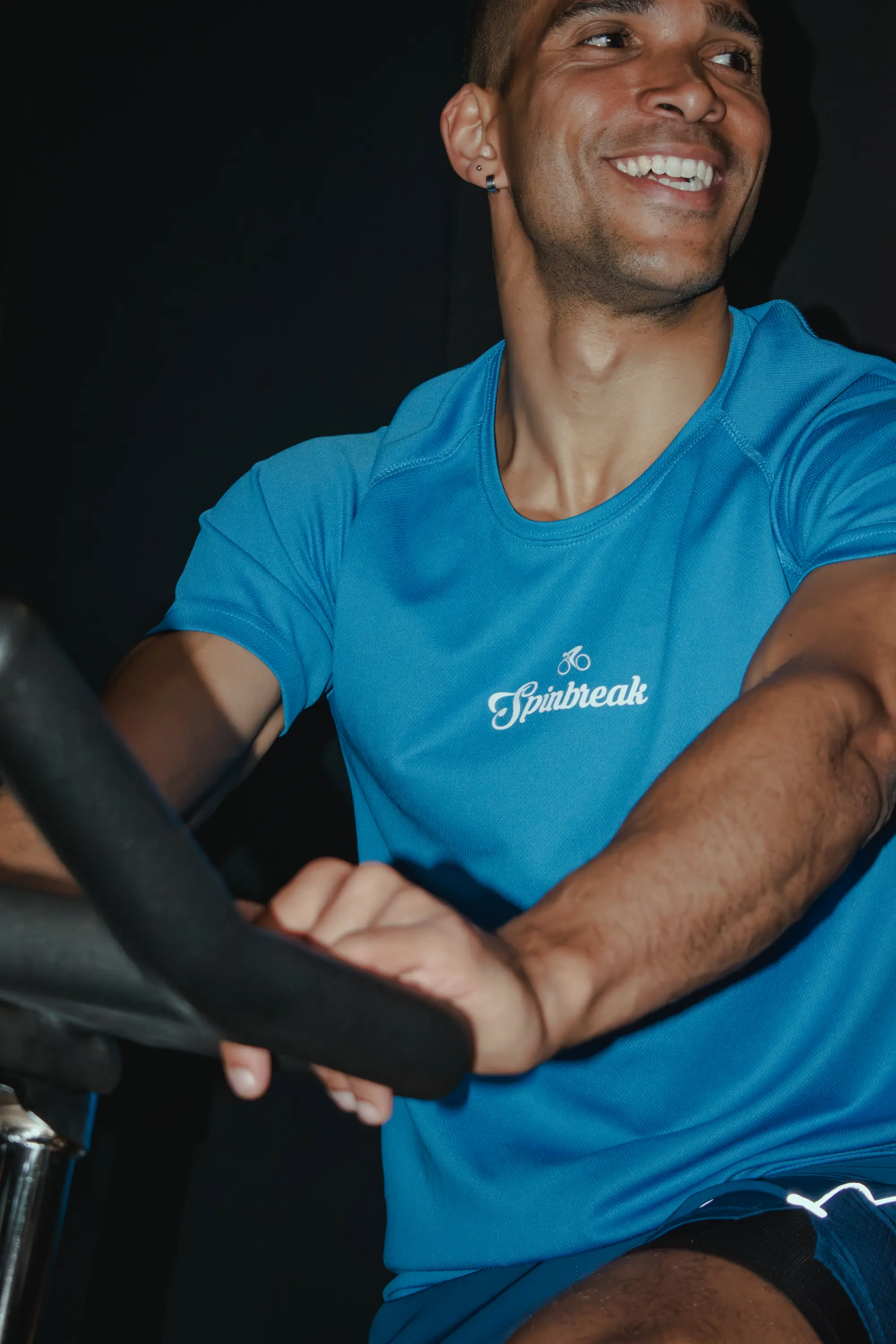 Ryder en t-shirt bleu sur un vélo