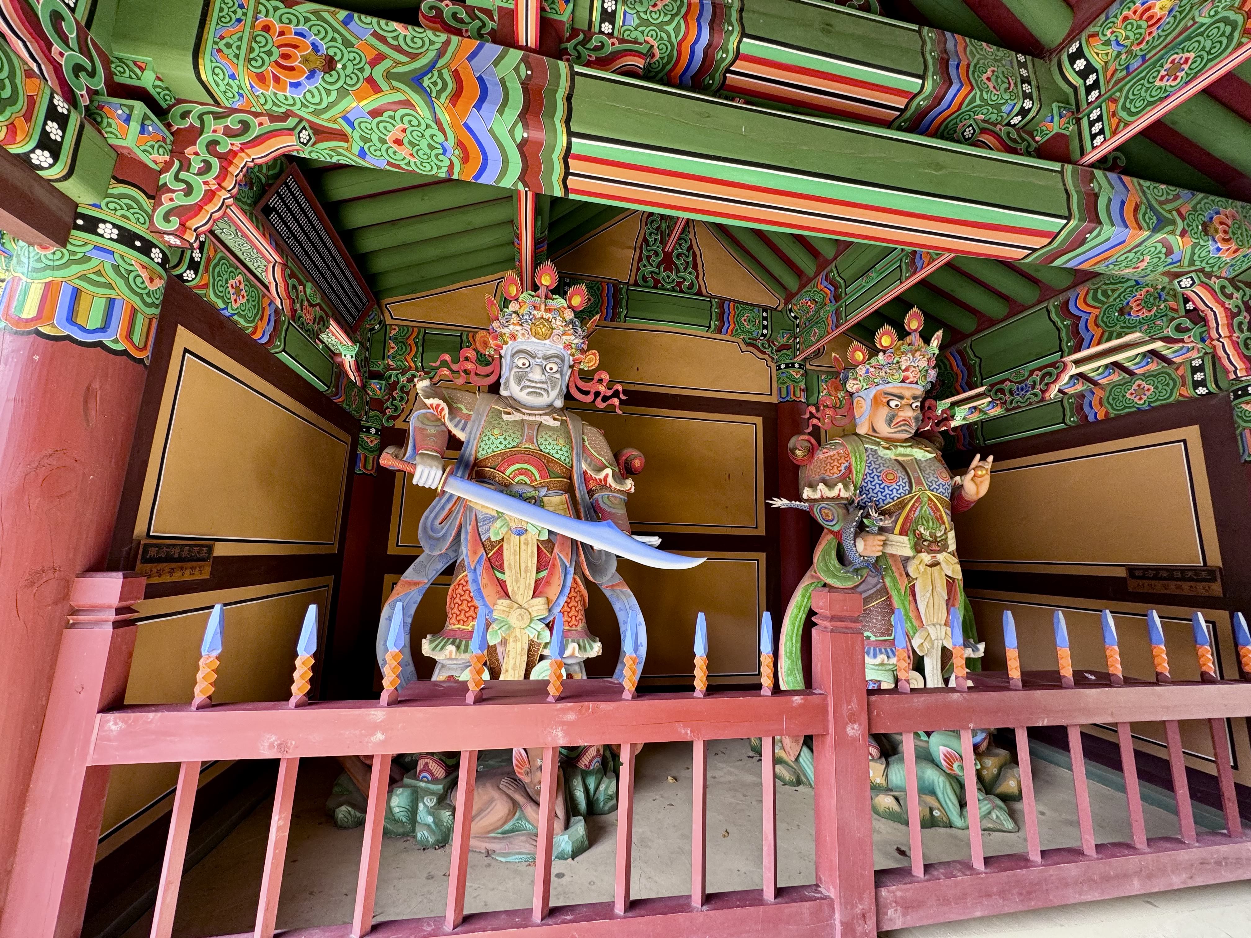 The dwarapalakas at Yongmunsan