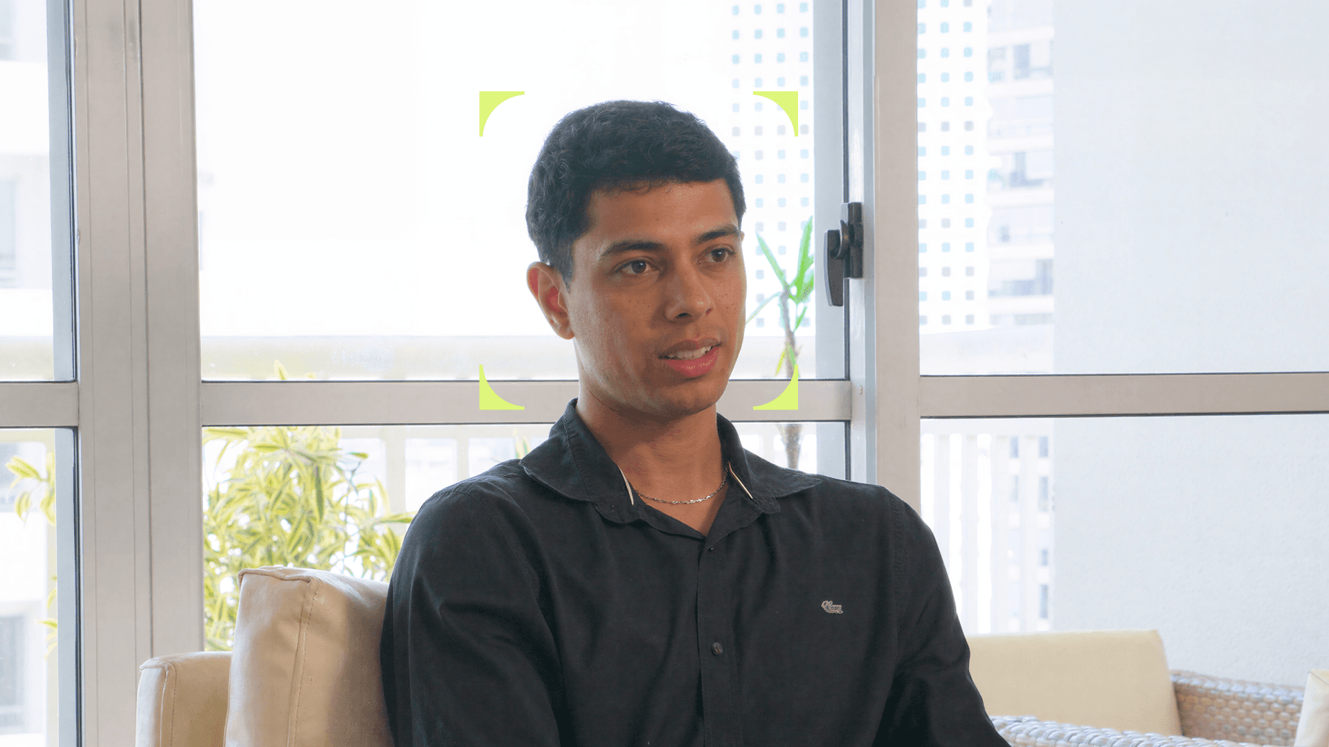 Cliente da Tivita em gravação de depoimento: homem de camisa escura, com marcação de foco verde na imagem; tema voltado a clínicas.