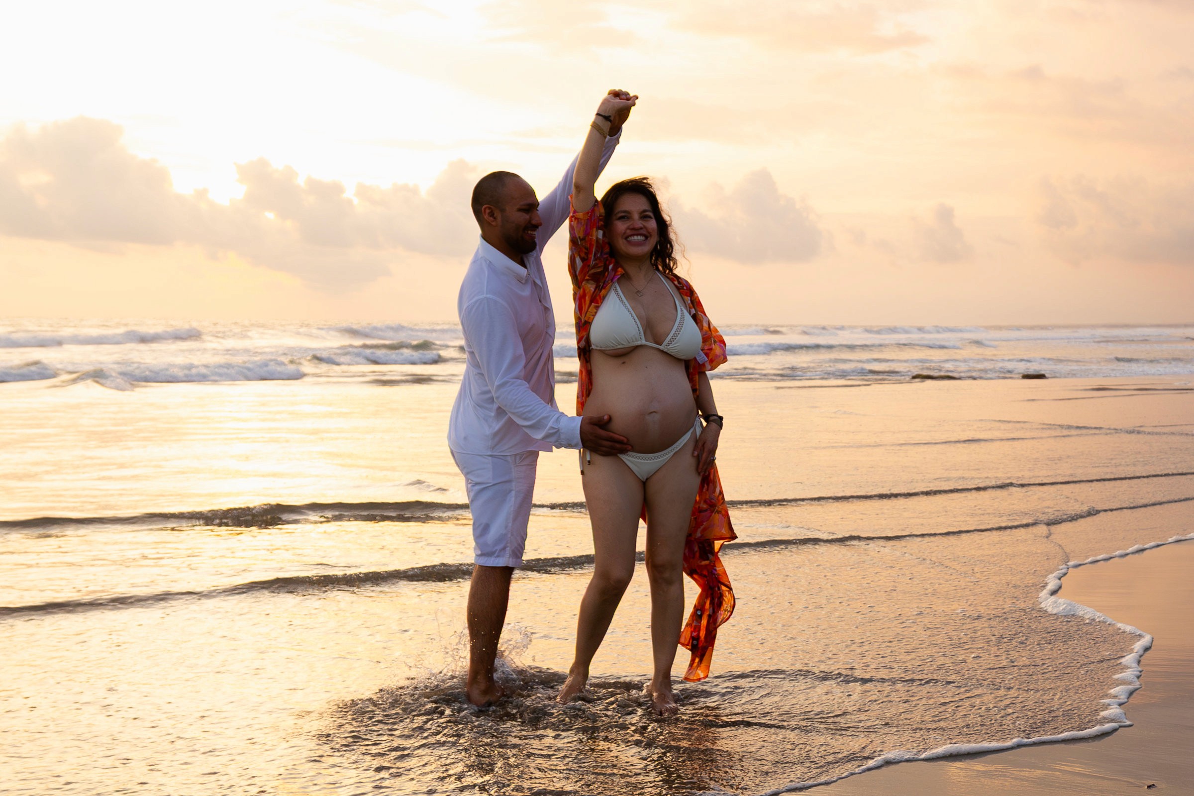 Fotografía artística de embarazo en ambiente natural en la playa de Puerto Escondido al atardecer