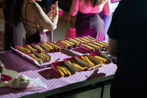 Mesa de catering en evento universitario premium en Barcelona