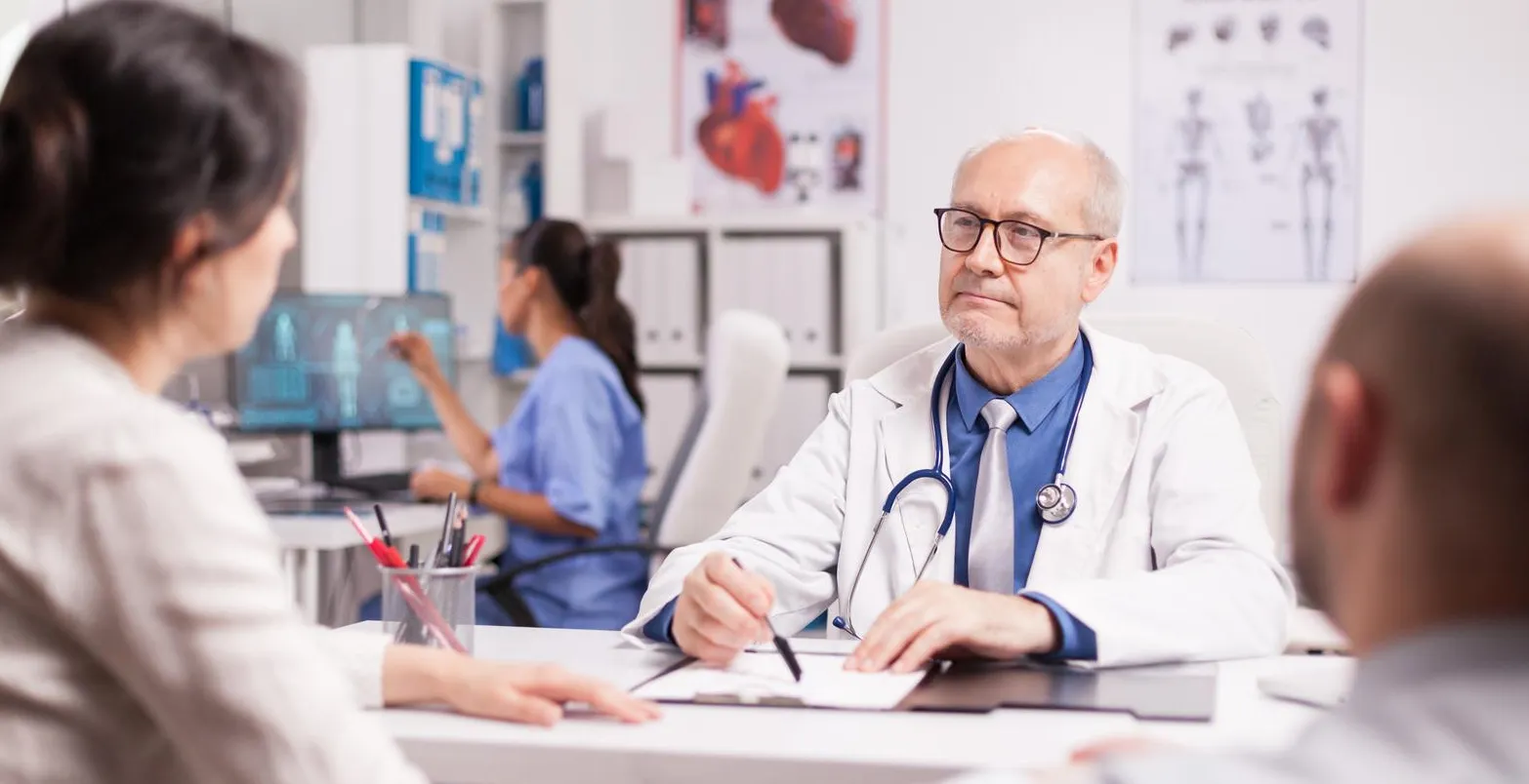 doctor-canoso-durante-examen-de-paciente - accidente de tránsito