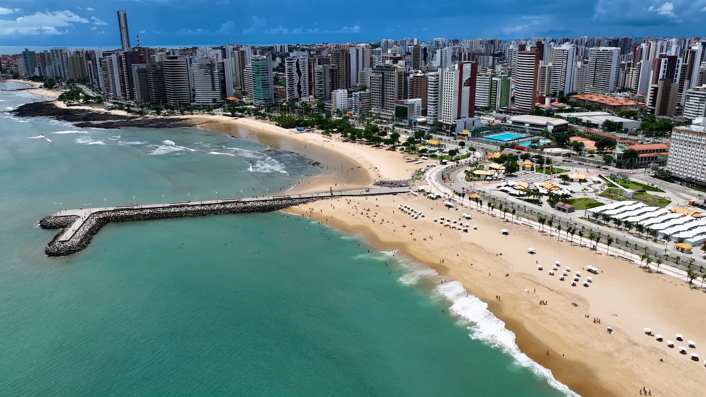 Praia tranquila em Fortaleza com mar azul e areia clara