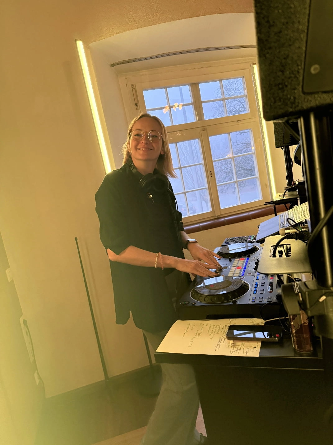 dj punto hinter ihrem dj setup auf einer Hochzeit in Albstadt