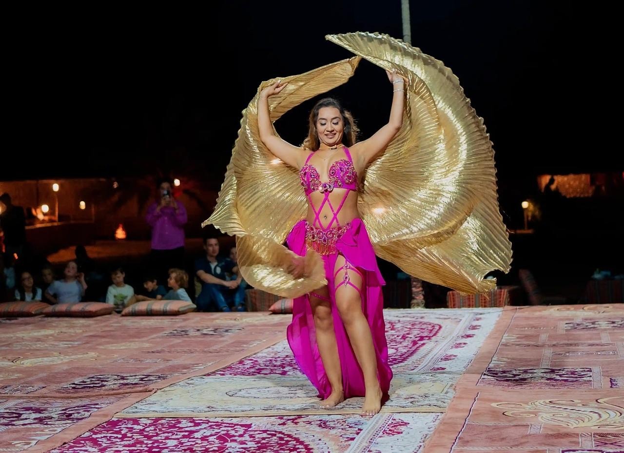 https://www.abudhabi-desert-safari.com/assets/images/belly-dancing-with-evening-desert-safari-abu-dhabi-package-banner2-image-025652.JPG