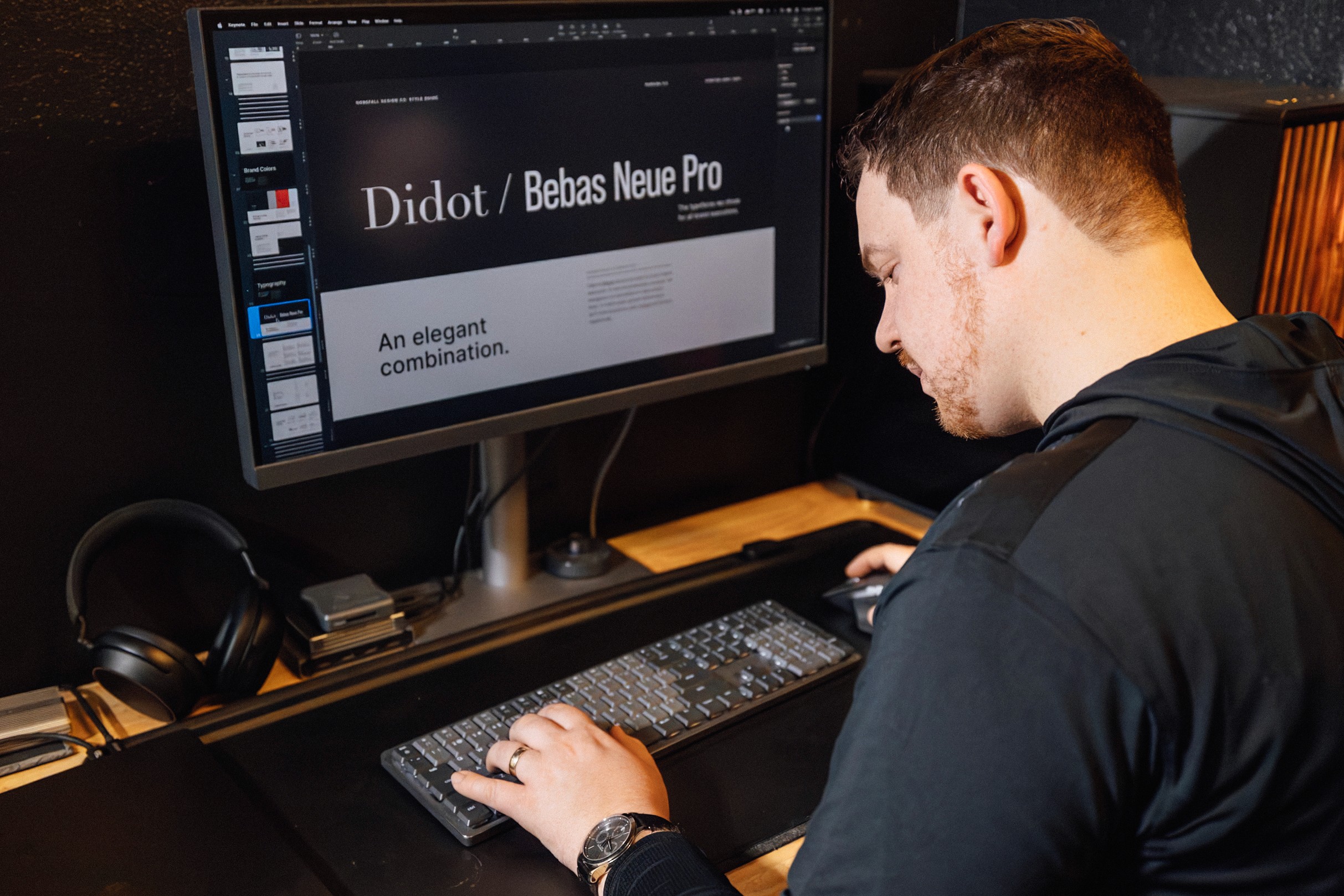Black and white image of people working at a table with laptops, showing hands gesturing during discussion of digital content displayed on screens, with fabrica® logo in the corner.