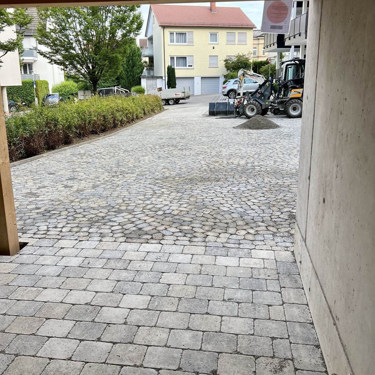 Ansicht einer fertiggestellten Garagenzufahrt aus Arena/Tegula Pflaster im Reihenverband.