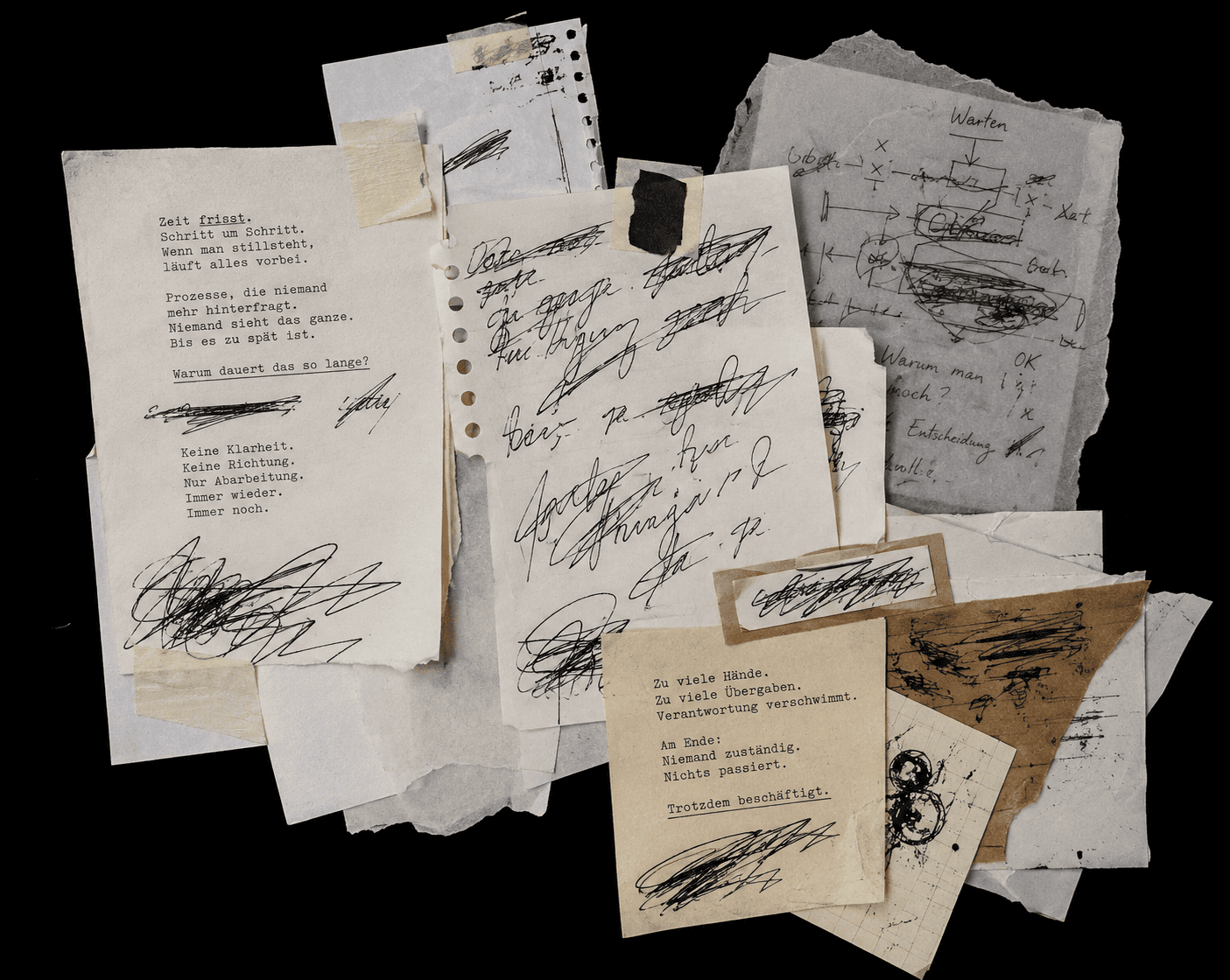 Una persona con una camiseta negra y pantalones de color claro está de pie en la cima rocosa de una montaña al atardecer, sosteniendo una cámara frente a su cara para tomar una foto. Un mar de nubes se extiende detrás de ellos, iluminado por la luz dorada del sol poniente.