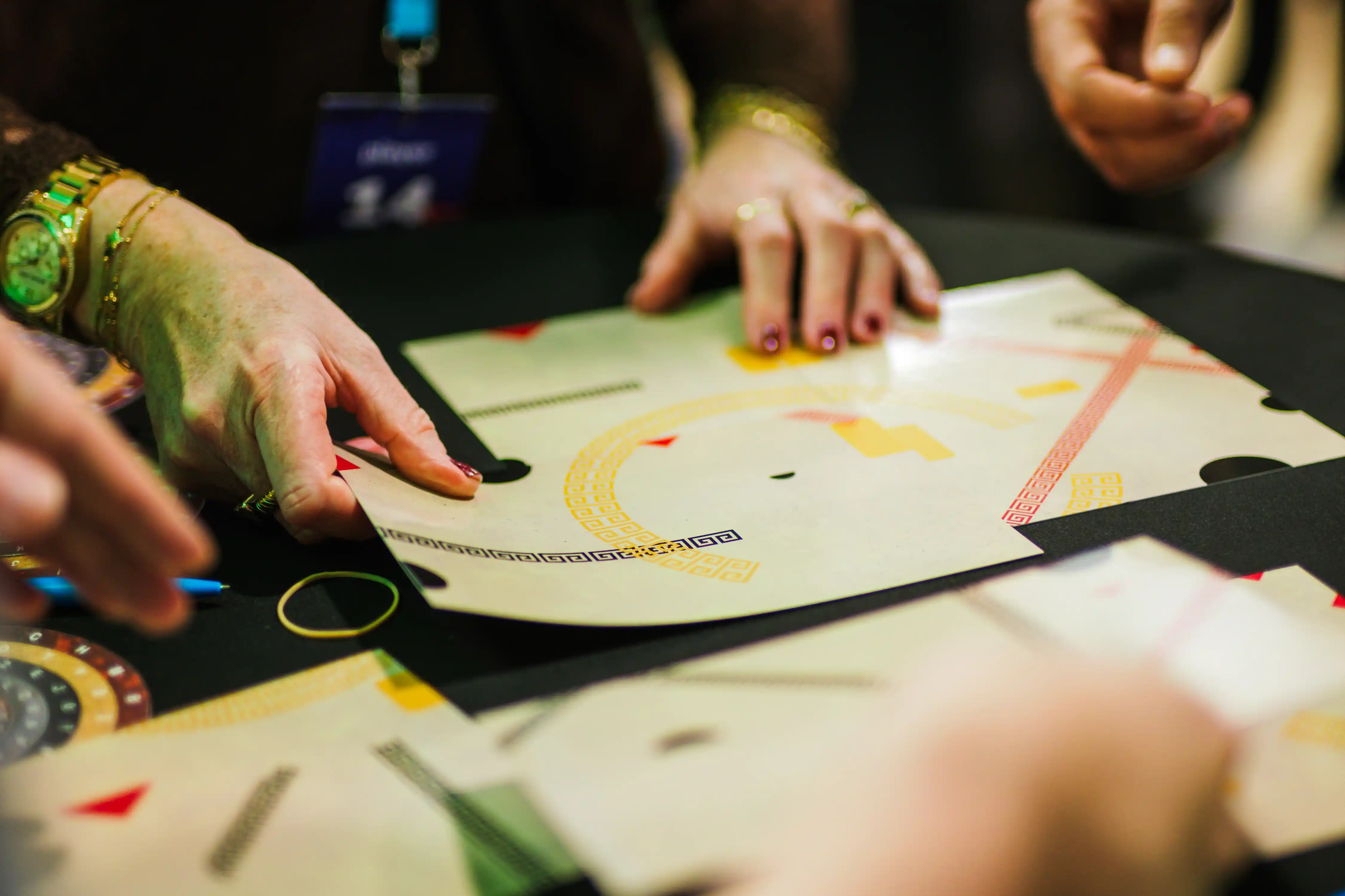 Deelnemer legt een puzzel neer tijdens een teambuilding activiteit op locatie verzorgd door The Box Company