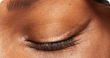 Aplicação do Lápis Retrátil para os Olhos à Prova D'Água Mary Kay em look metálico nos olhos.
