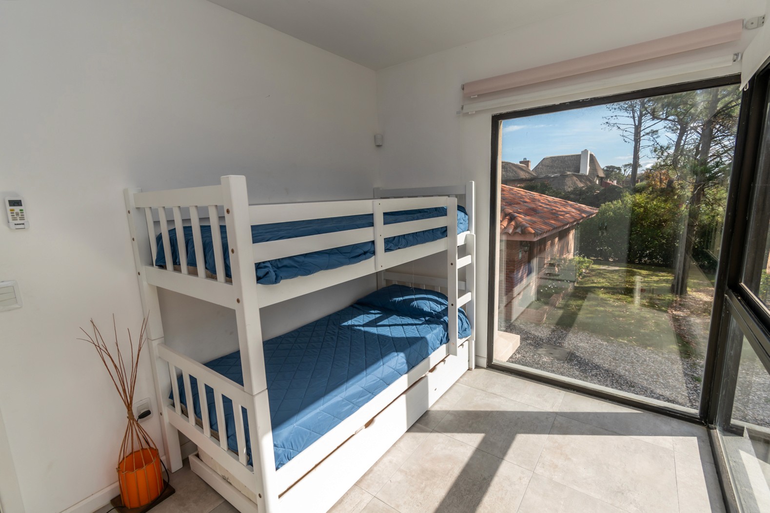 Habitación con camas cuchetas en Casa Albatros - dormitorio funcional ideal para niños o grupos pequeños.