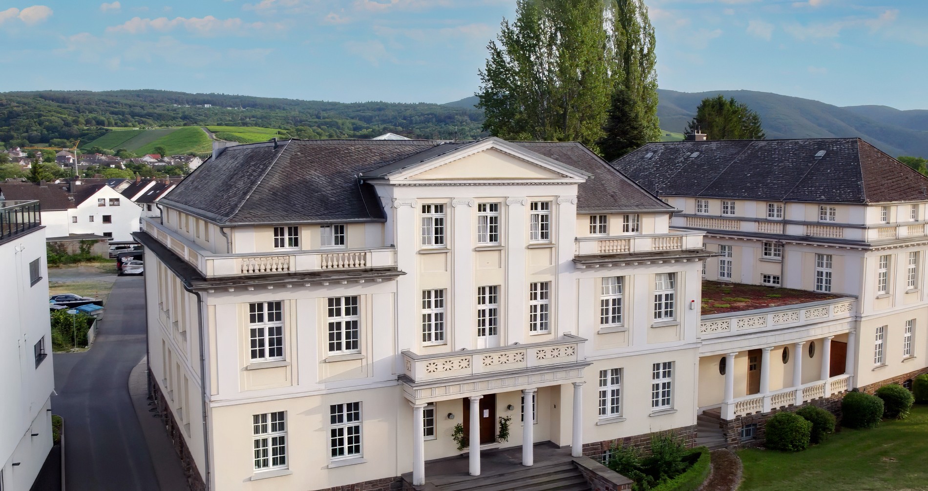 Klaes-Gebäude: Neue Lösungen für die Bauelemente-Branche aus alten Mauern, die denkmalgeschützte Klaes-Zentrale in Bad Neuenahr-Ahrweiler. 