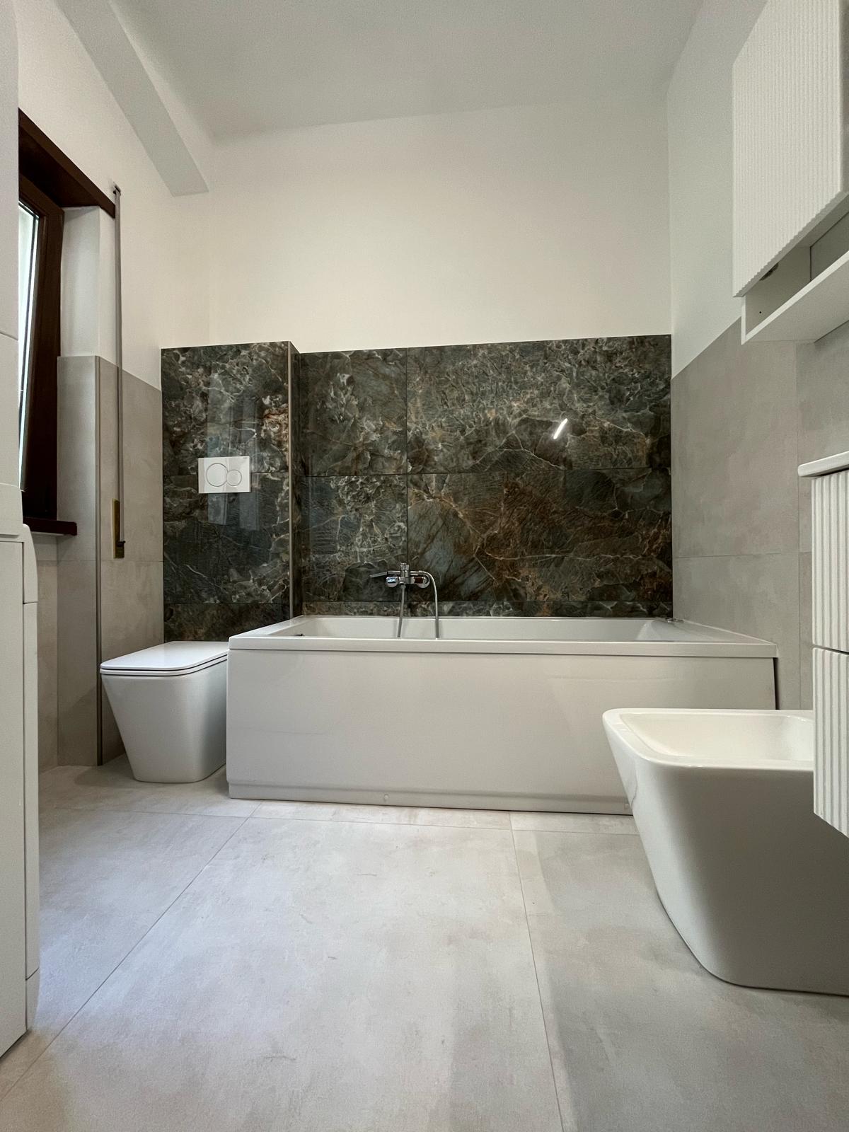 Bagno elegante a Roma  con finiture di lusso in marmo