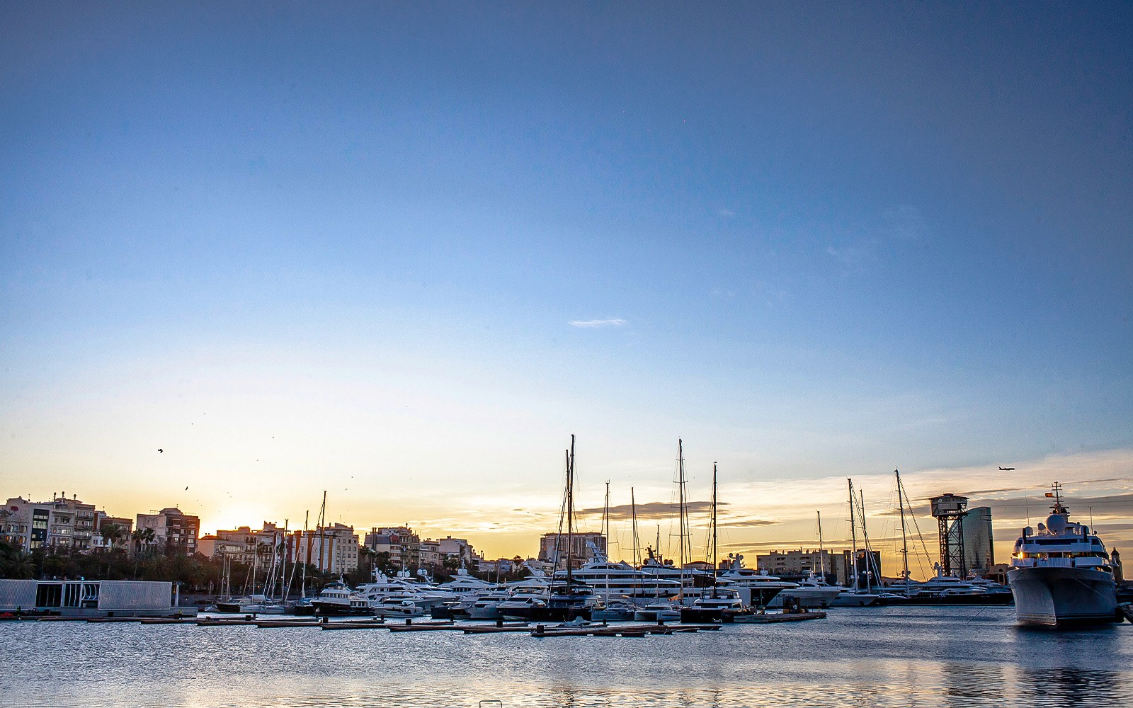 A Barceloneta kikötője naplementekor jachtokkal, egy 3 órás vezetett ételtúrán.