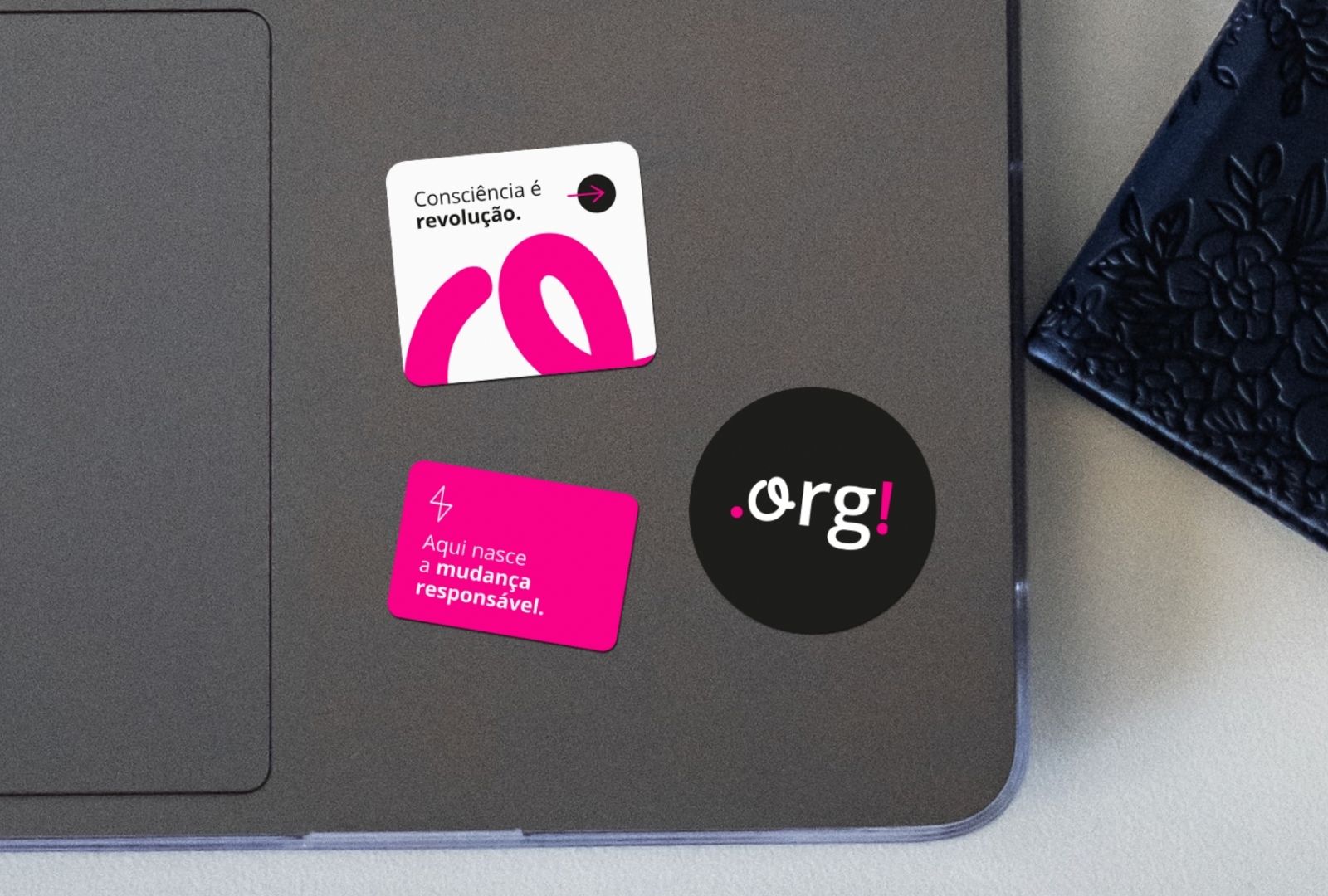 Ponto.org branding elements and social media posts.