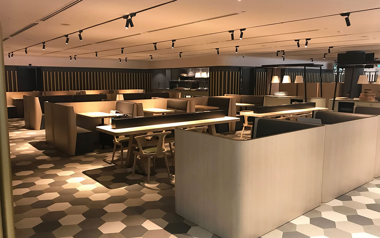 Àrea de seients del lounge Blossom SATS a la terminal T4 de l'Aeroport de Changi de Singapur a les sortides internacionals.