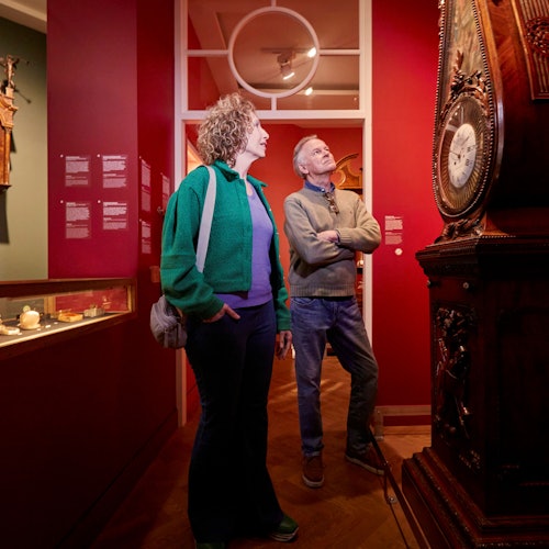 Man och kvinna står vid en klocka