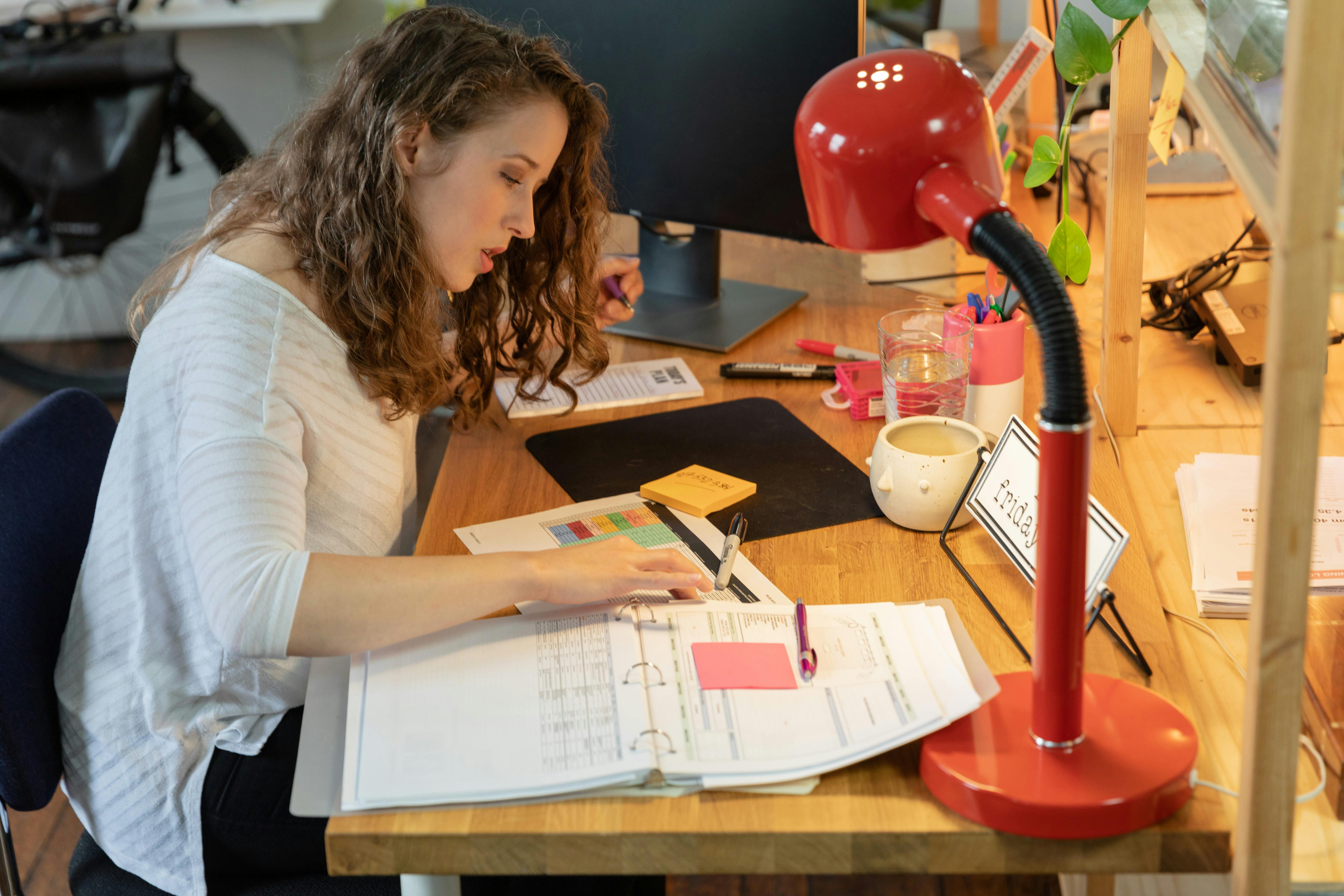 Profissional de marketing digital trabalhando em escritório