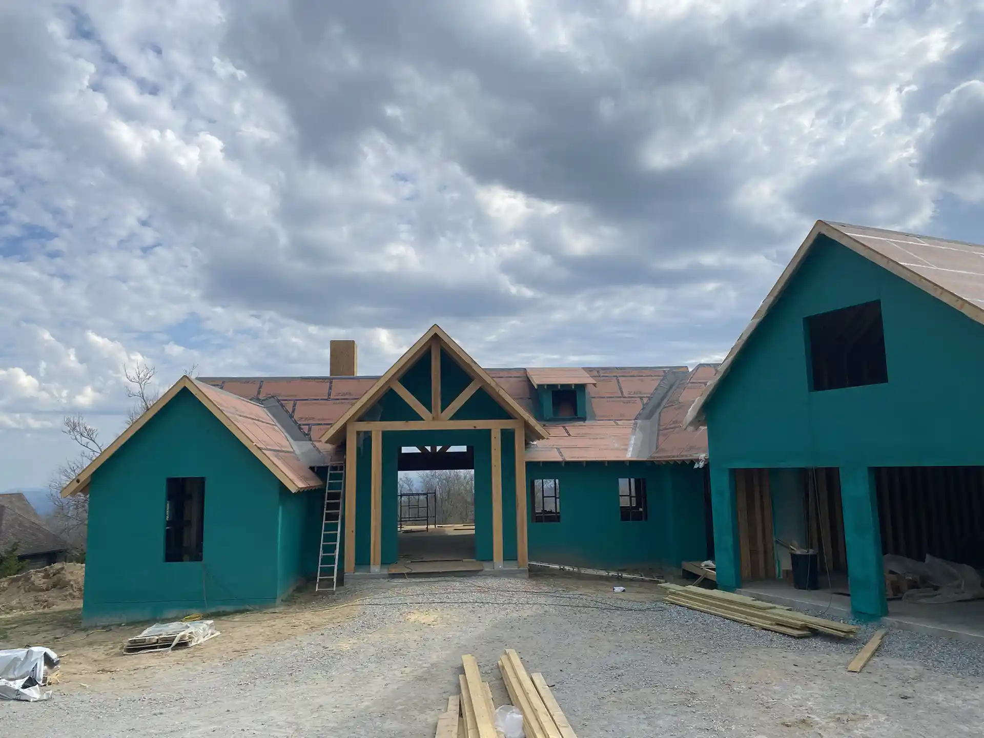 Une nouvelle maison en construction avec la barrière d'air Rub-R-Wrap