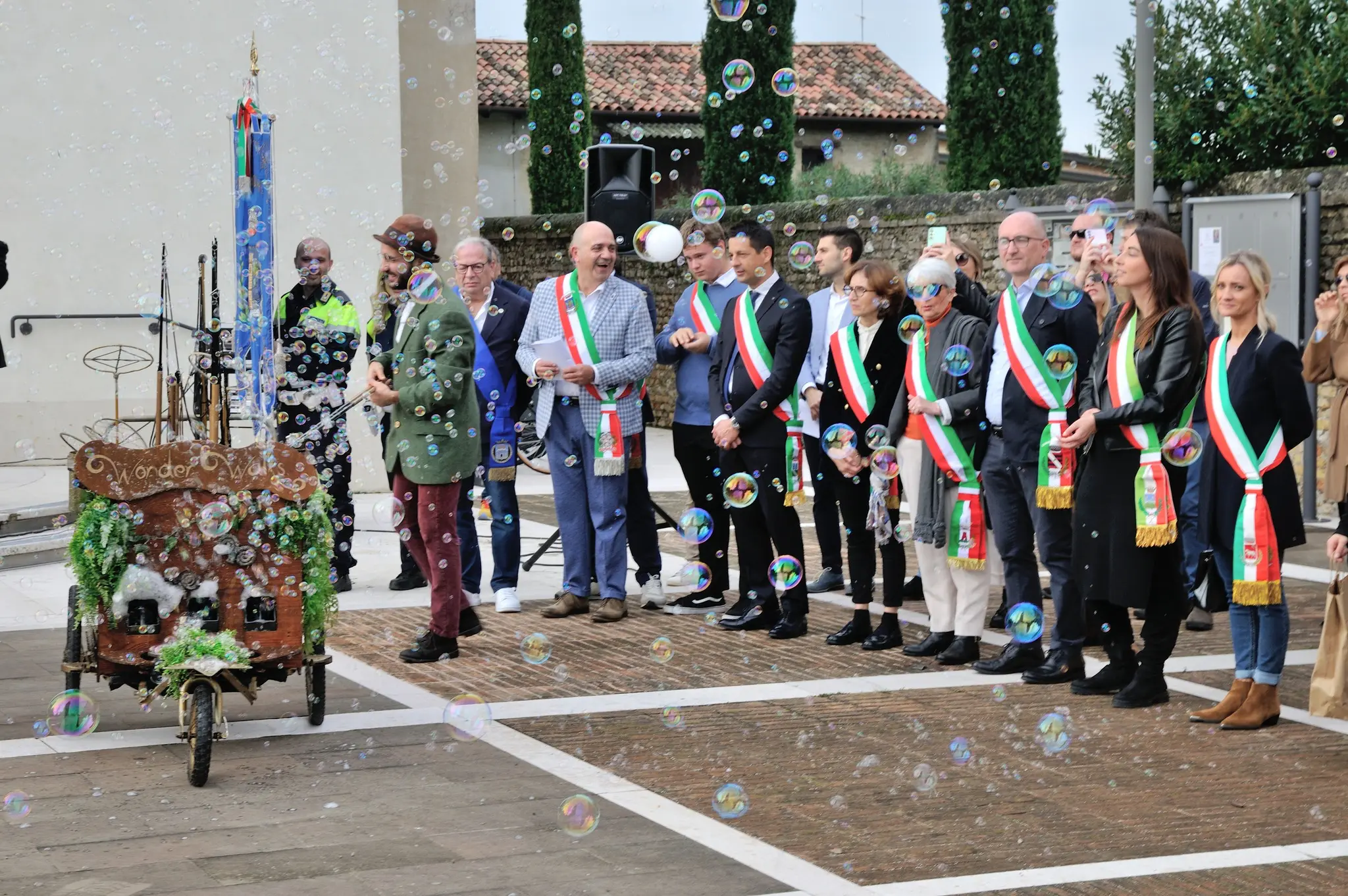 Autorità e sbandieratori in piazza