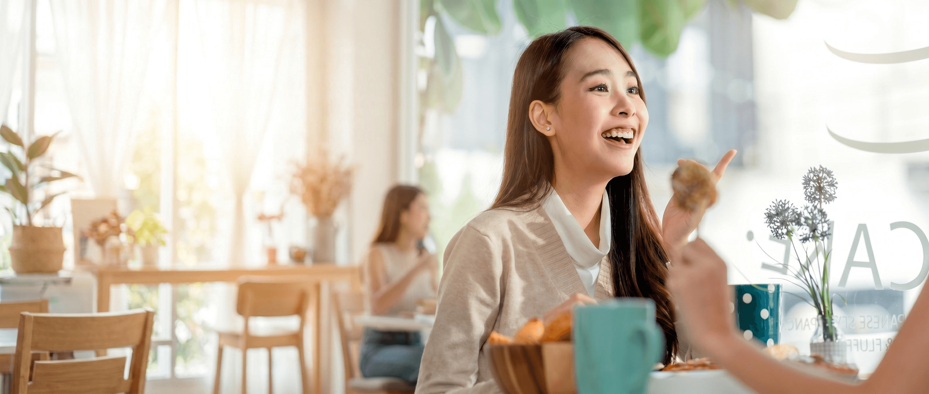 兩位女士在 談論Attitude Beauty 治療經驗，有信任的美容師，聊得很開心，香港女生