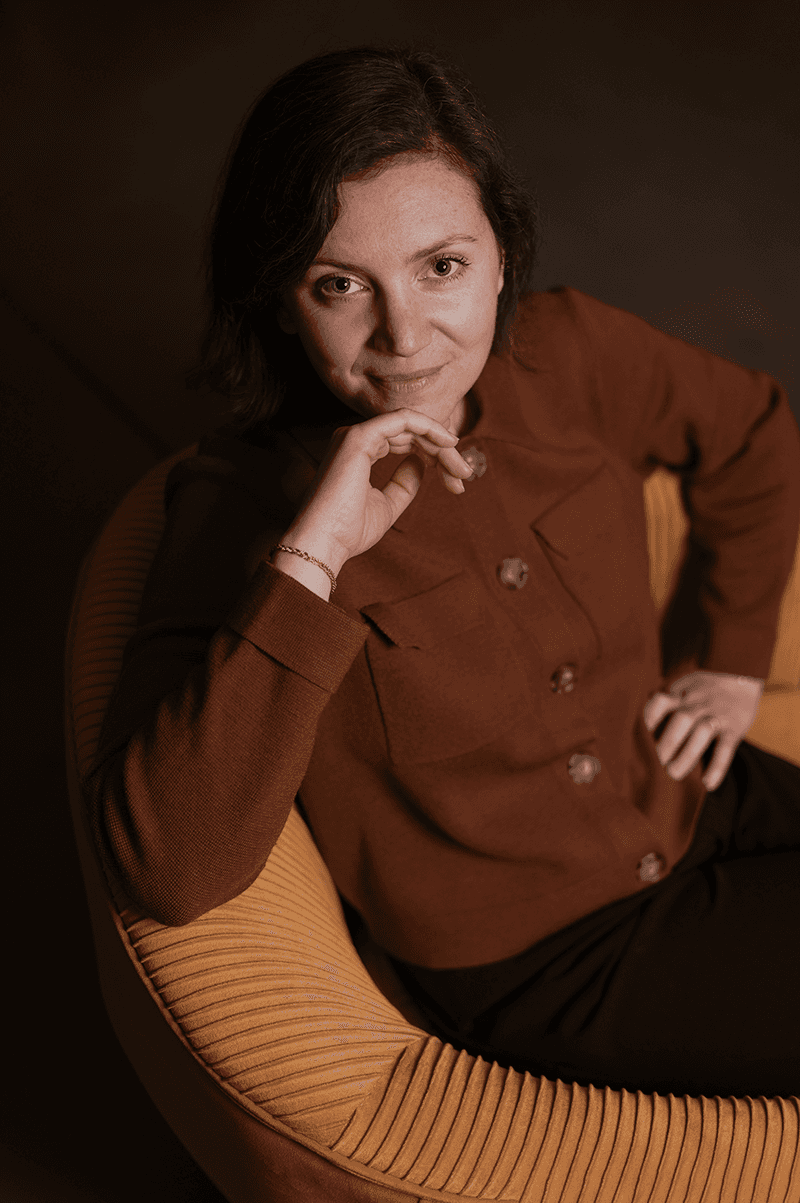 Portrait professionnel studio femme assise sur fauteuil 3