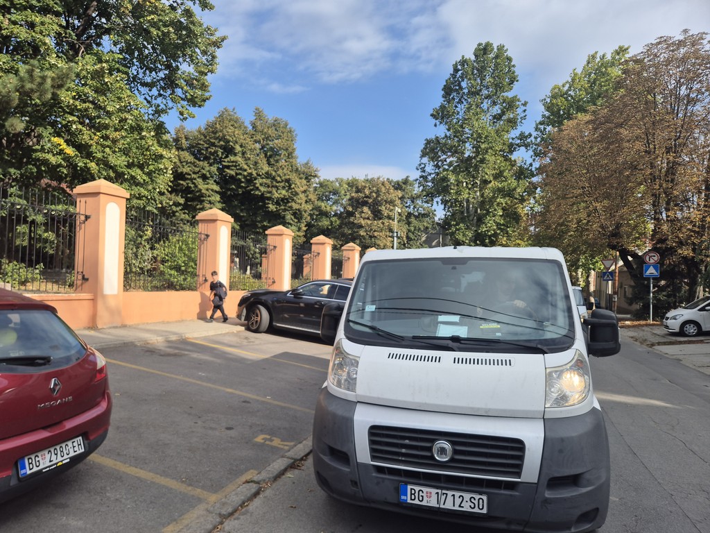 Ares Selidbe kombi vozilo u saobraćaju na Avalskom putu – pouzdane selidbe Voždovac i međugradske rute