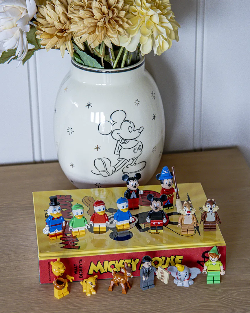 Samling av LEGO Disney-minifigurer med Mikkemus, Ole, Dole og Doffen, Snipp og Snap og flere klassiske Disney-figurer