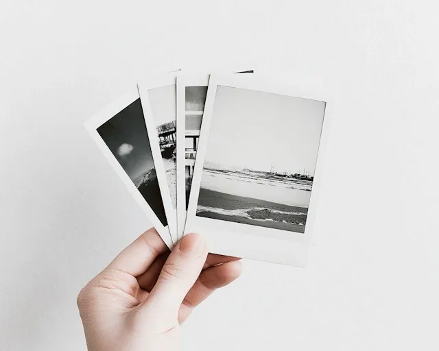 Polaroid Moment Display