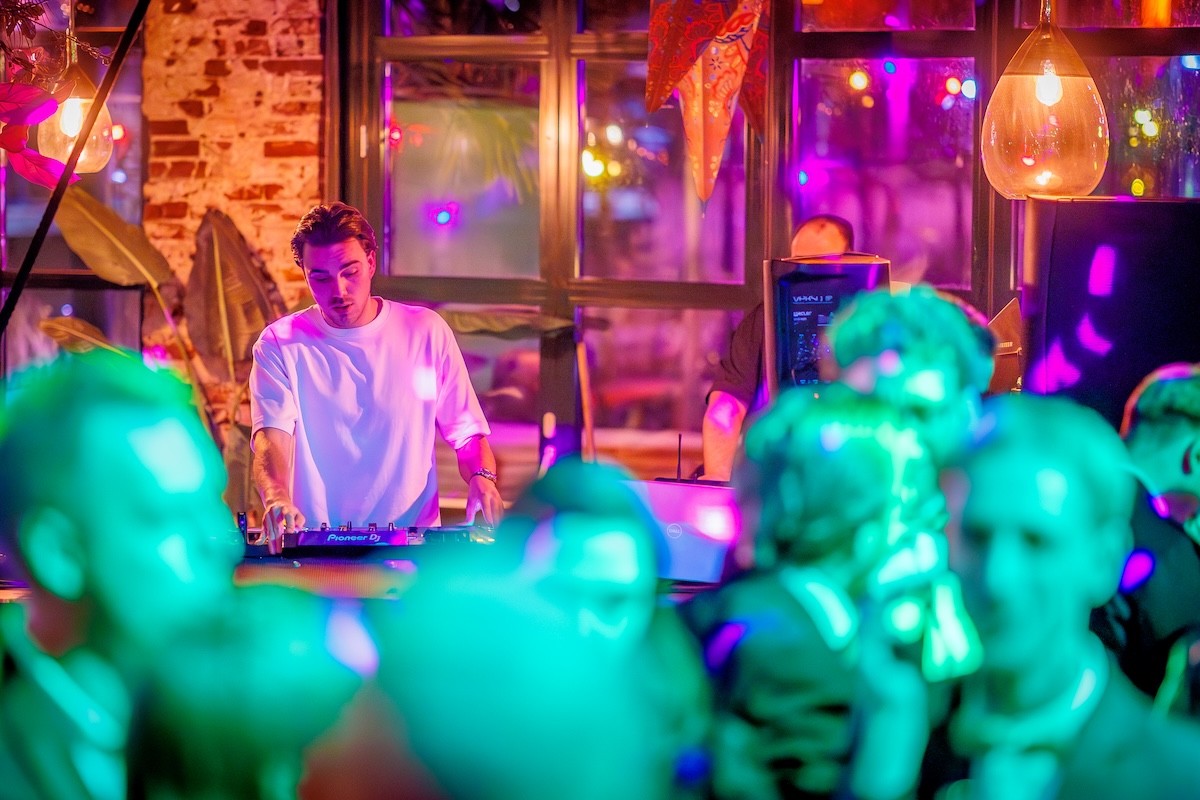 Een volle dansvloer bij DJ Lars Woudenberg