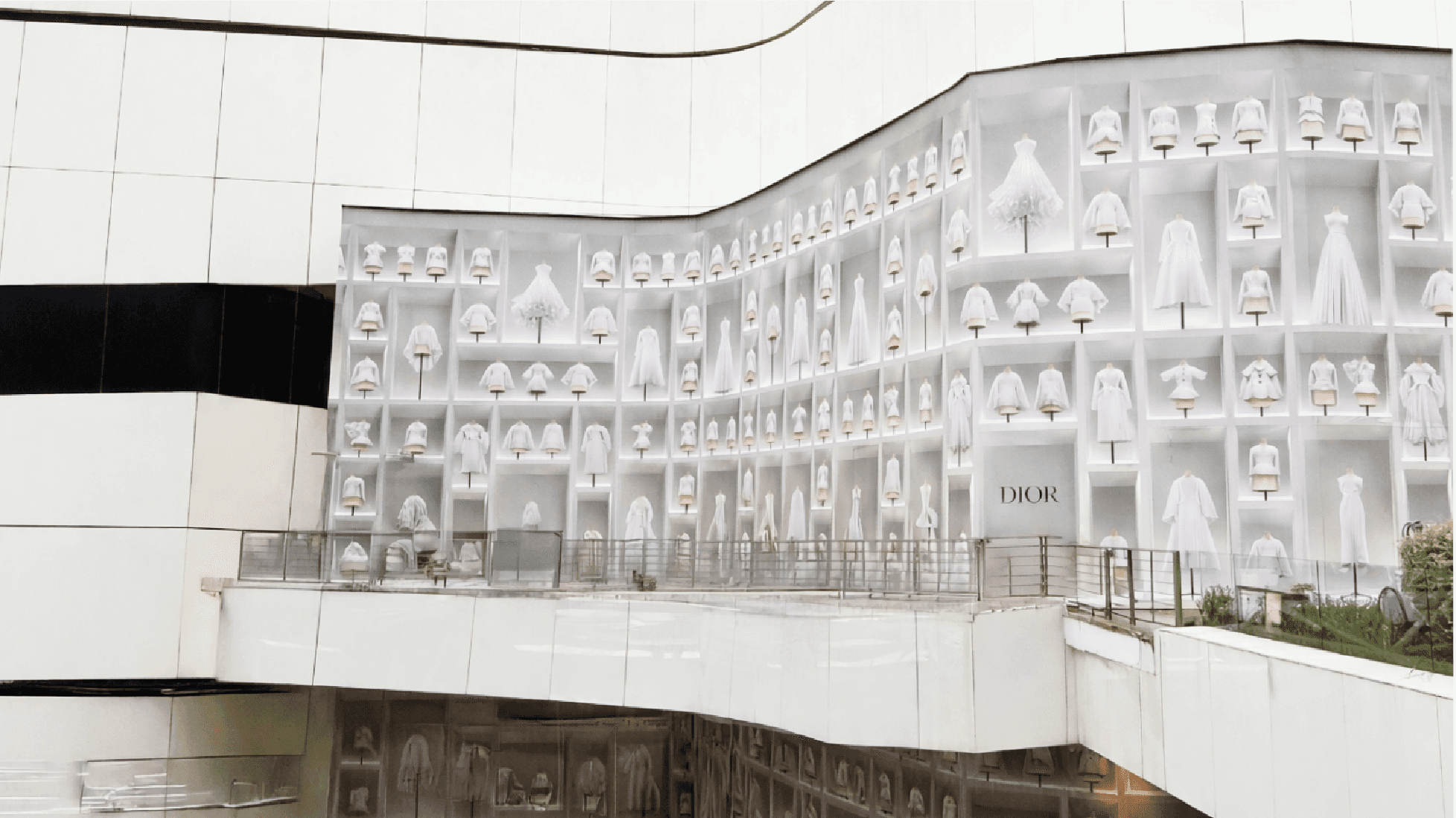งานพิมพ์หุ้มผนัง หน้าร้าน Dior ที่ Emquartier ผลิตและติดตั้งโดย Prodecal