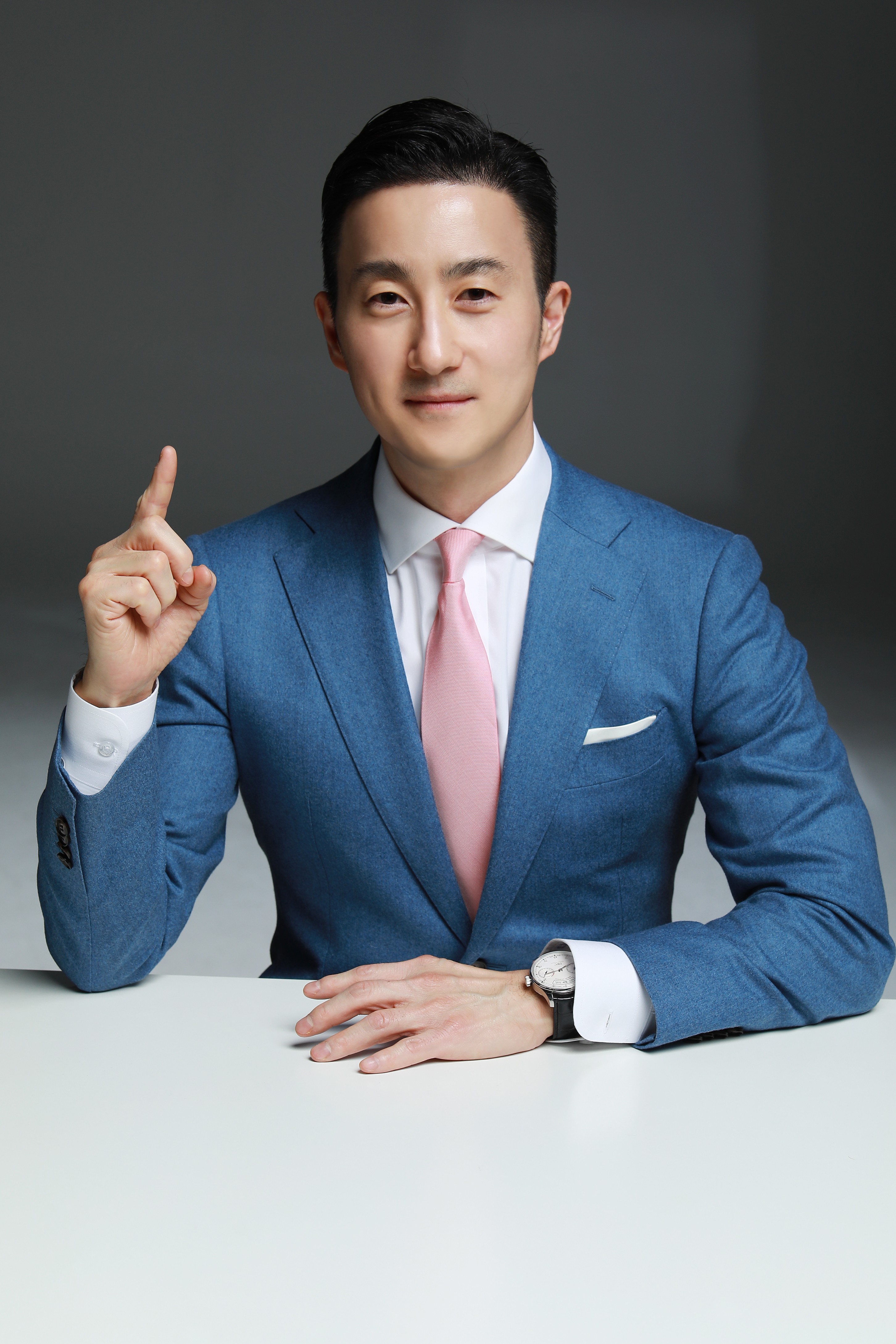 Phiotographer looking at the camera