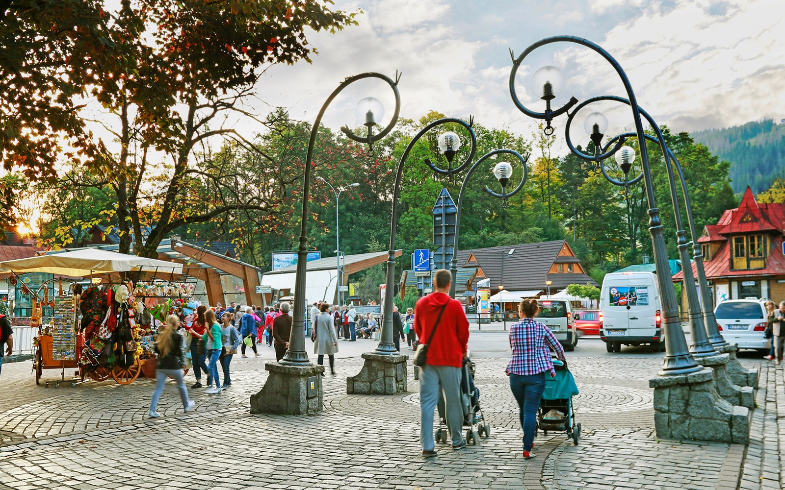 Площадът на Закопане с туристи и пазарни щандове, част от обиколката на Краков до Термалните бани в Хохолов.