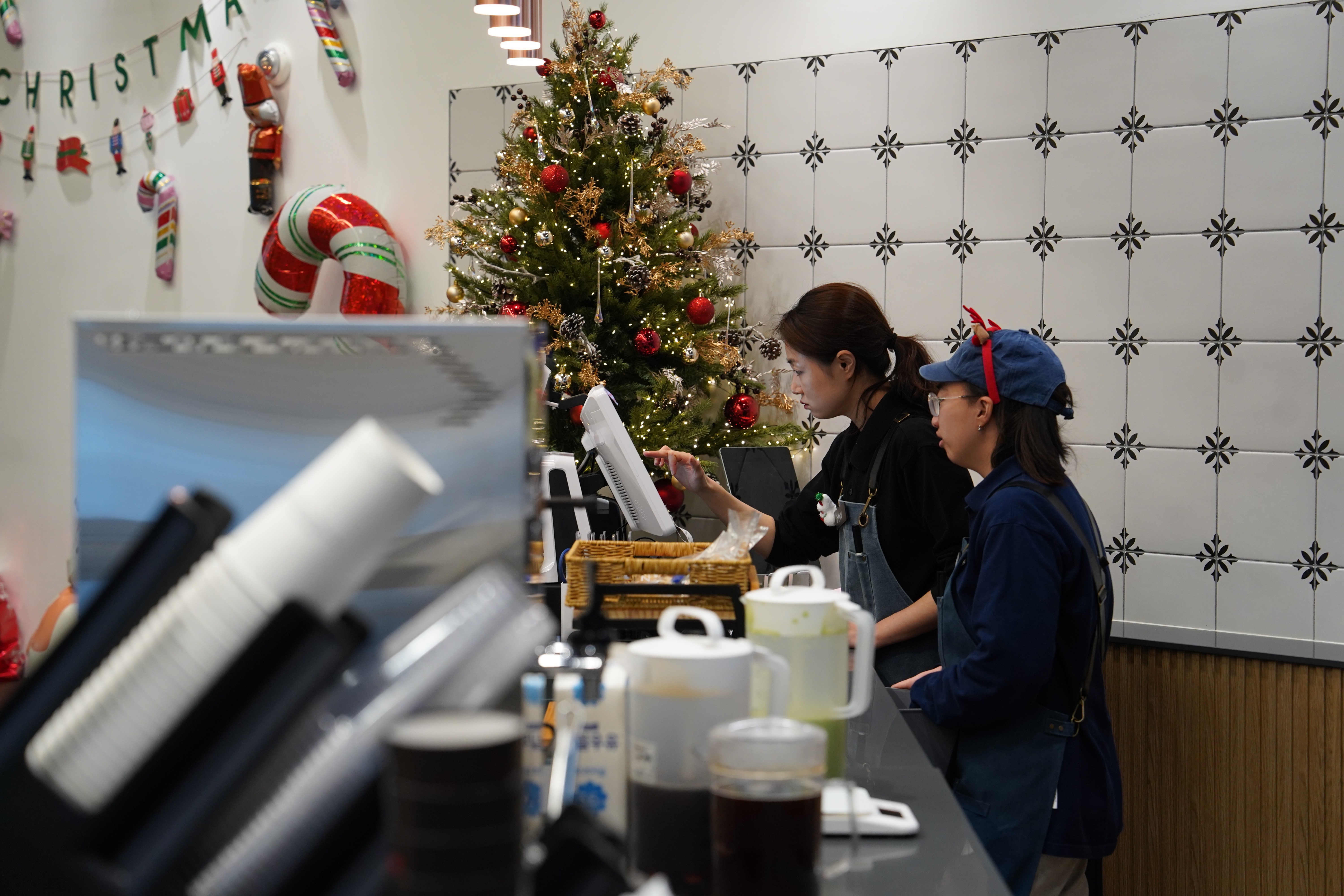 매니저와 바리스타가 포스기 앞에 있는 사진