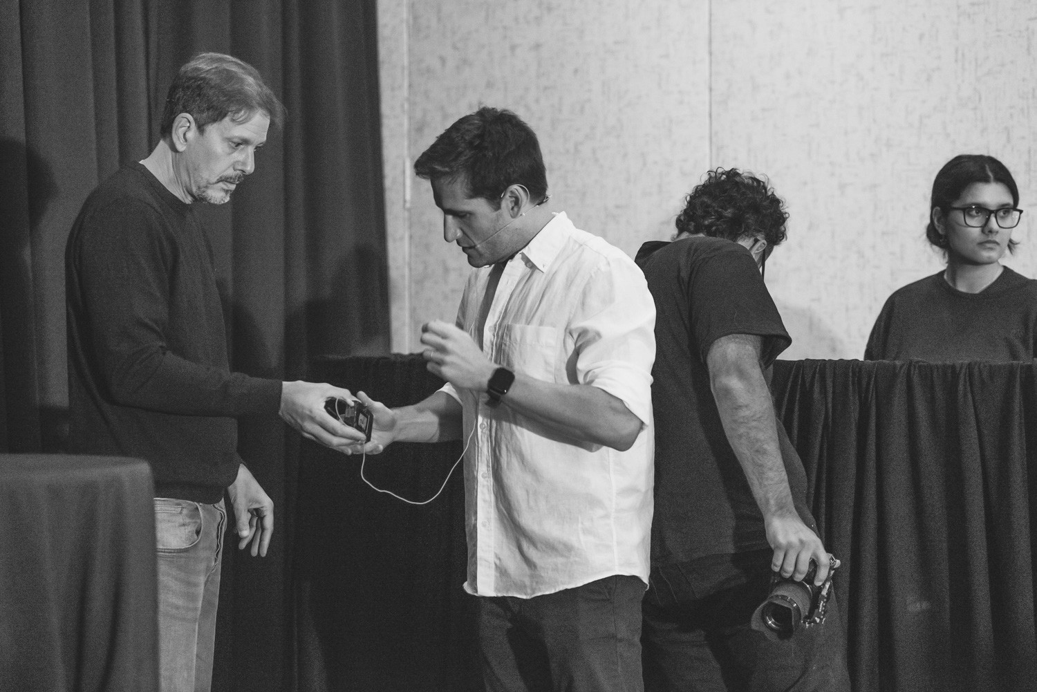 Marcos con brazos abiertos ofreciendo solución