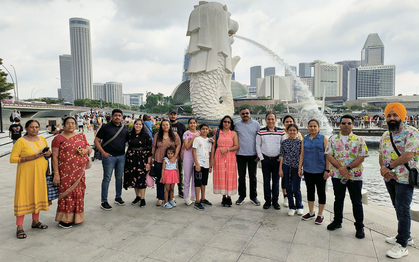 在城市游览中，参观新加坡的滨海湾金沙和超级树丛林。