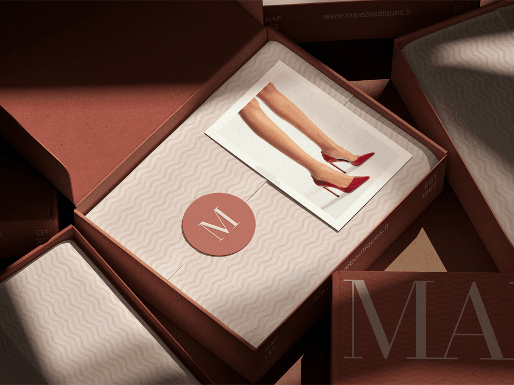 Pattern e illustrazioni minimali del brand MARÈ in palette di neutri eleganti — sistema visivo per retail di alta moda a Napoli