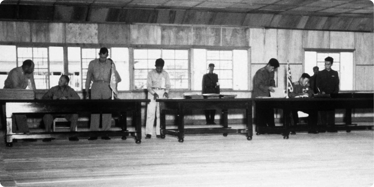 출처 : 1951년 휴전 회담에 참석한 한국과 UN 측 대표들, 전쟁기념관