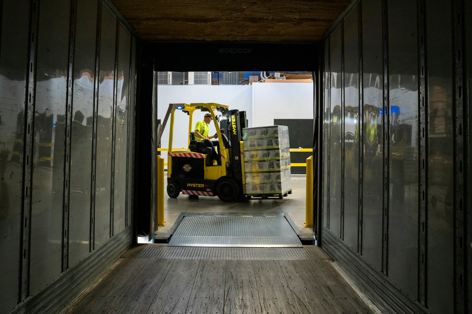 Truck och godshantering där leverantörer kan samordna pallreturer