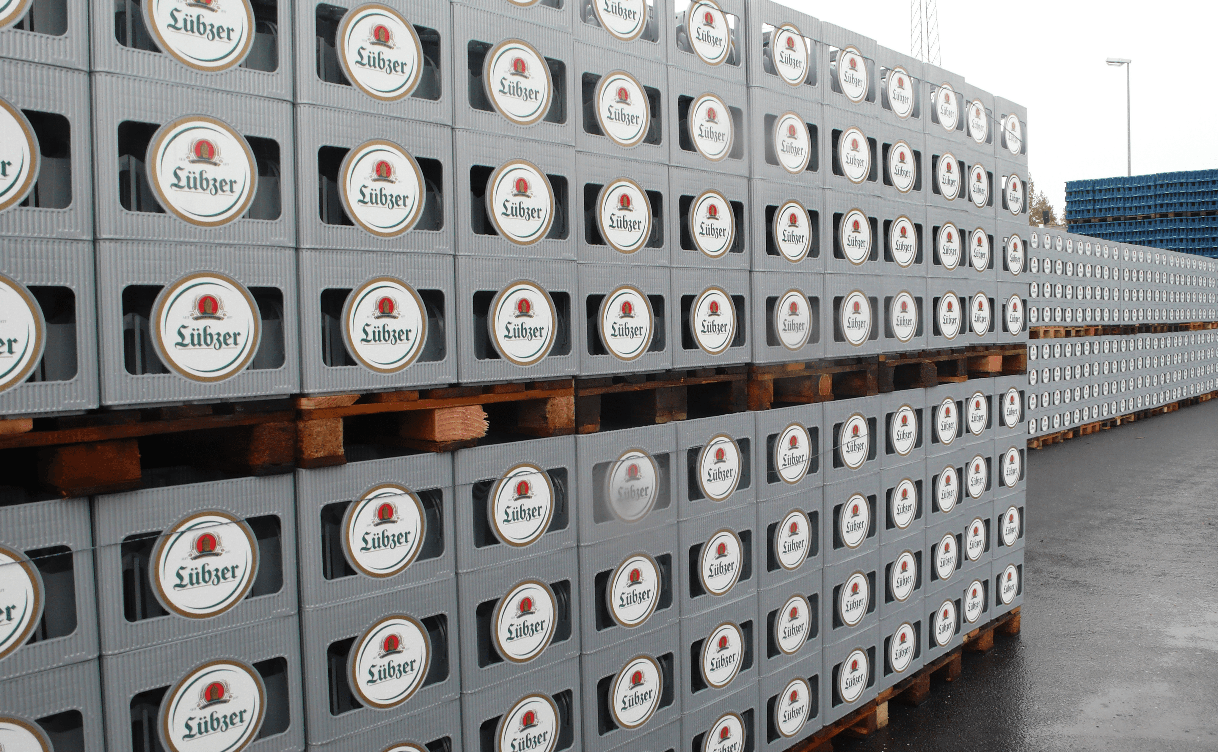 Blick in ein 1 zu 1 Modell aus Pappe vom tegut... teo – aufgebaut in der Halle von Design for Human Nature in Hamburg.