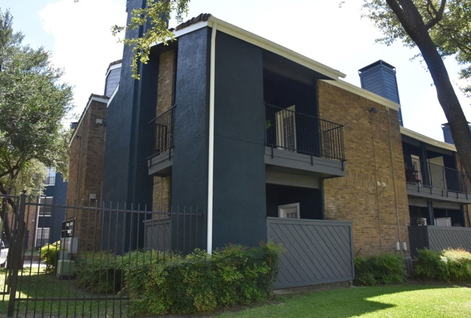 Oak Creek — 213-unit multifamily community in Dallas, TX; managed by Savoy Residential.