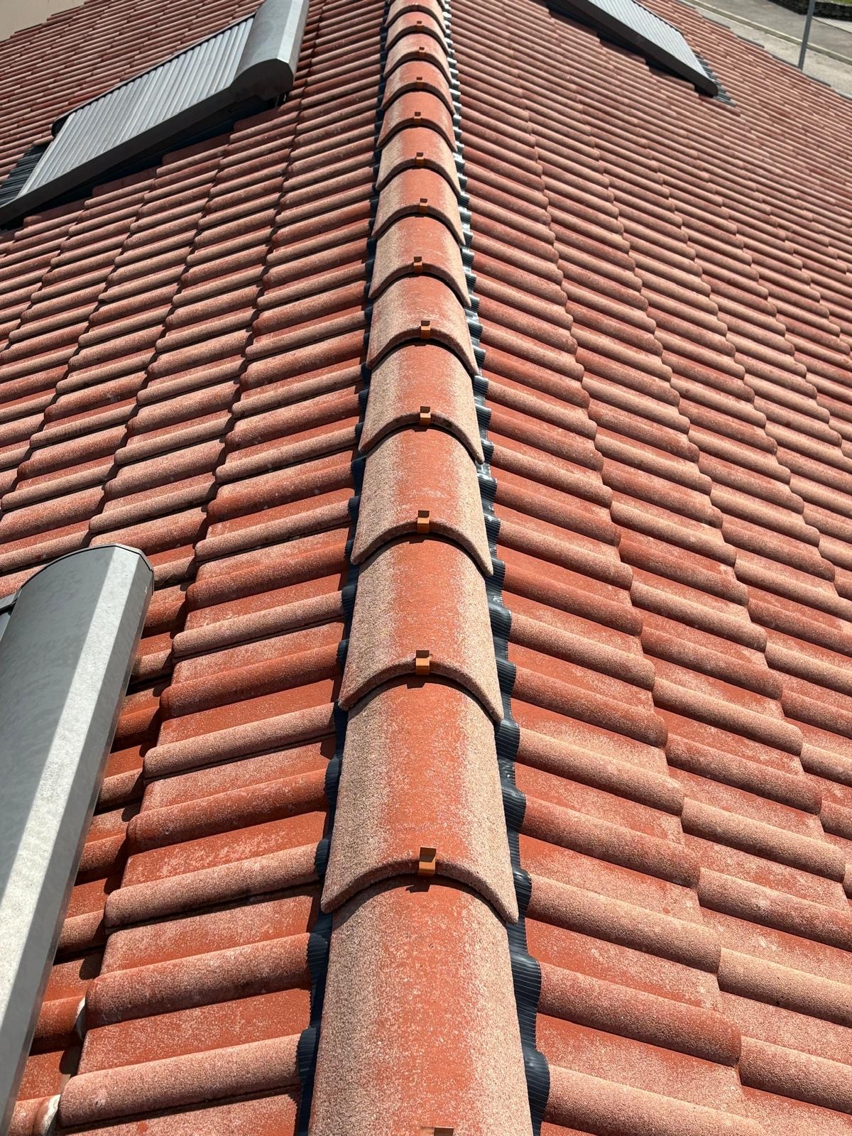 Bâche de protection temporaire appliquée après sinistre toiture