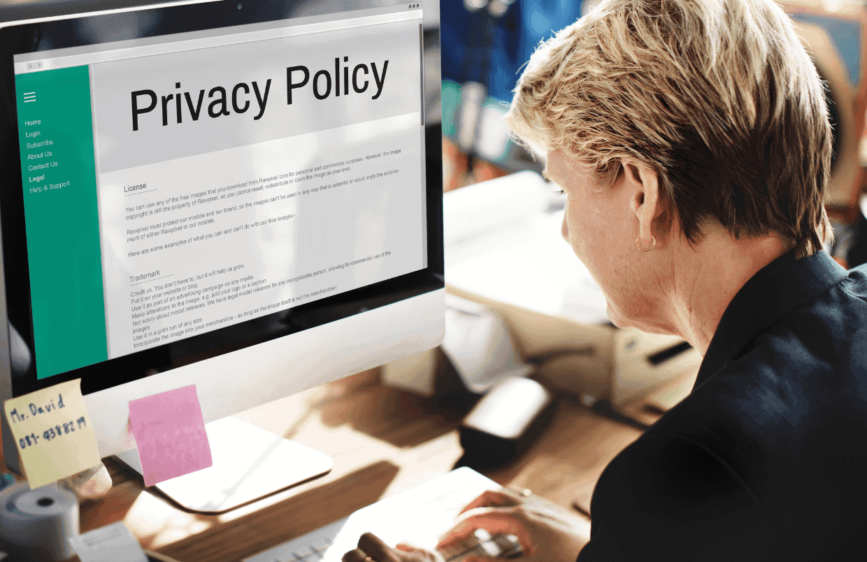 Donna che prepara la privacy policy di un ecommerce per essere in linea con le normative