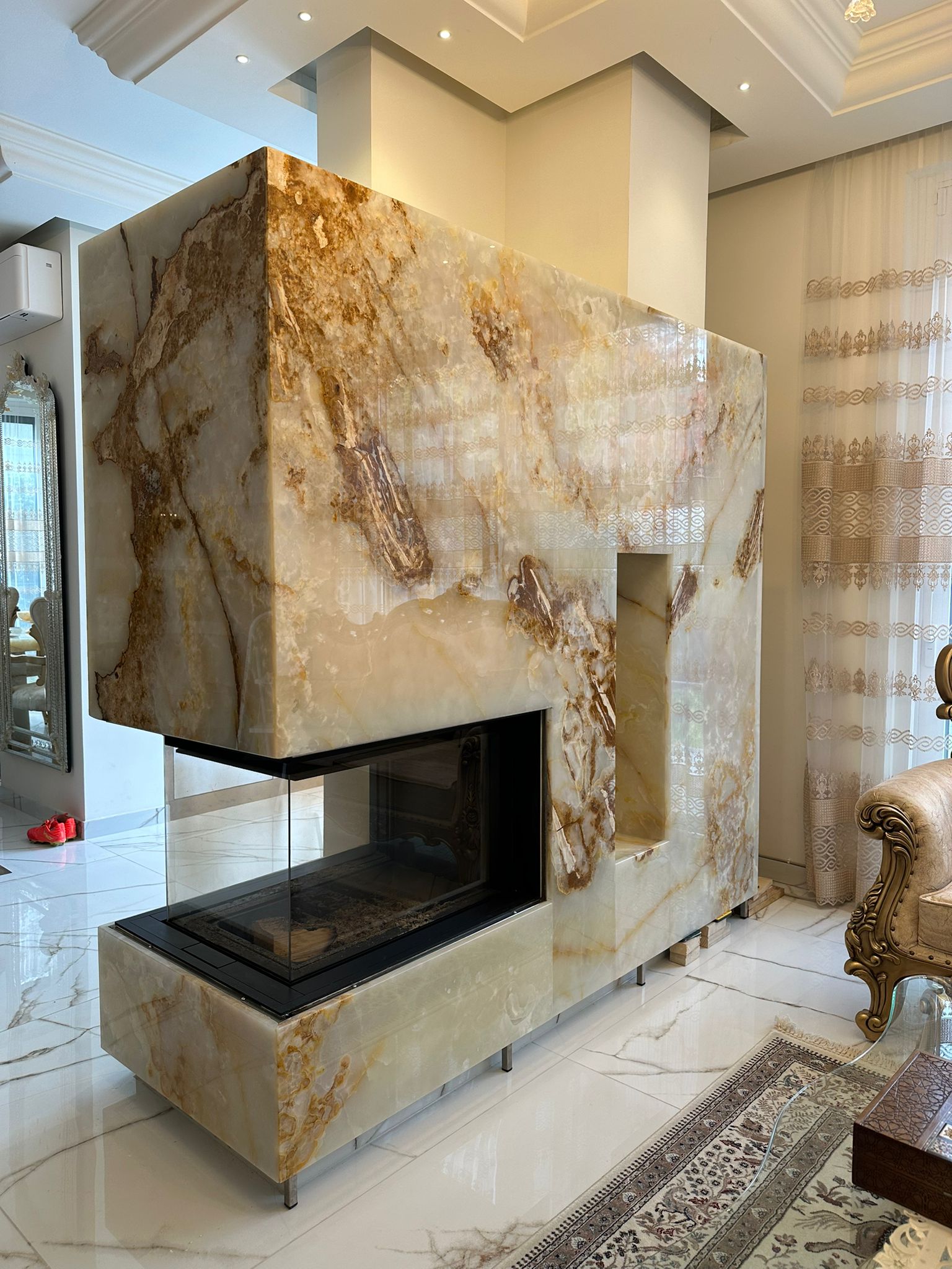 Kaminverkleidung aus Onyx Spider White Uniiqo Naturstein Berlin